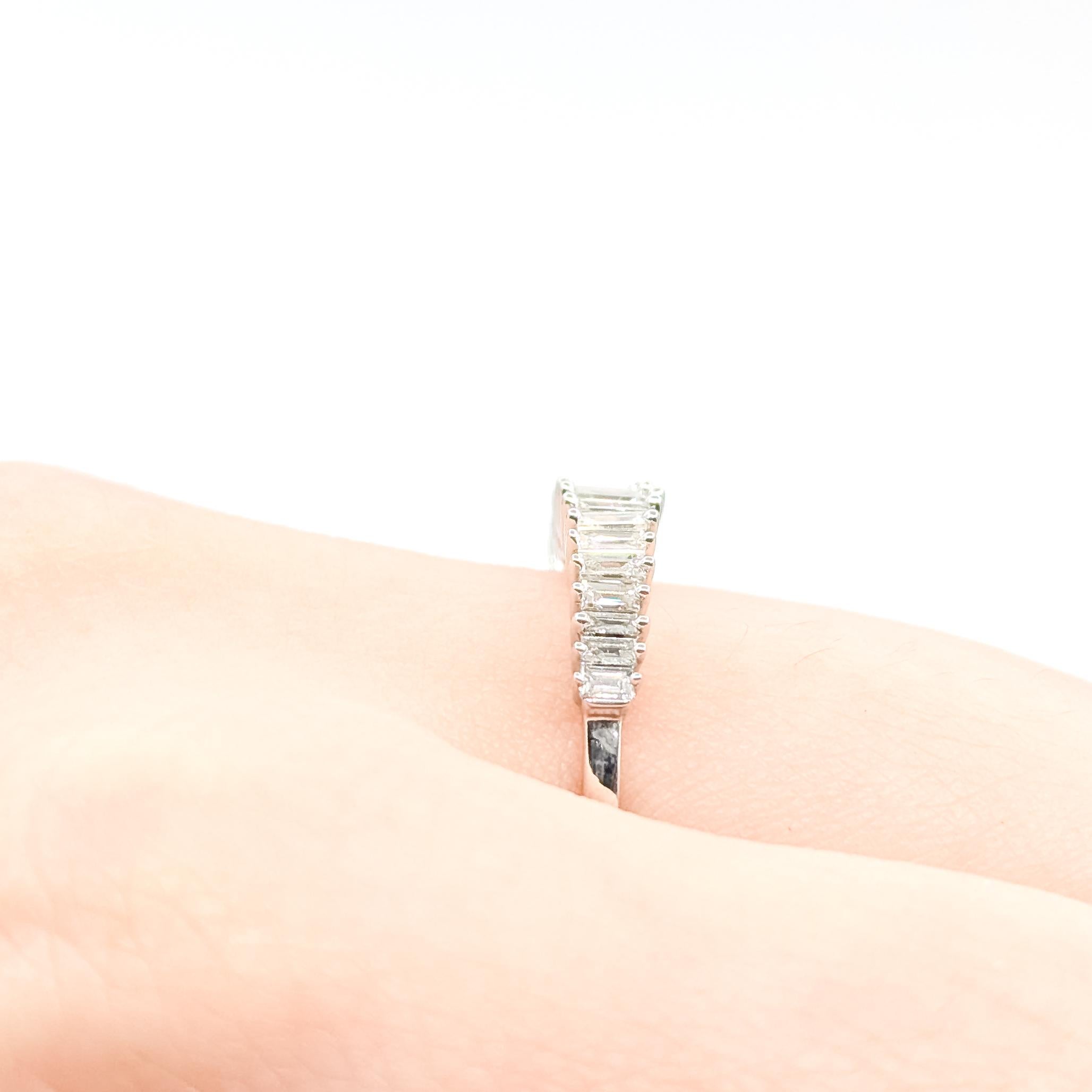 Taille baguette Bague à diamant baguette graduée en 14k en vente