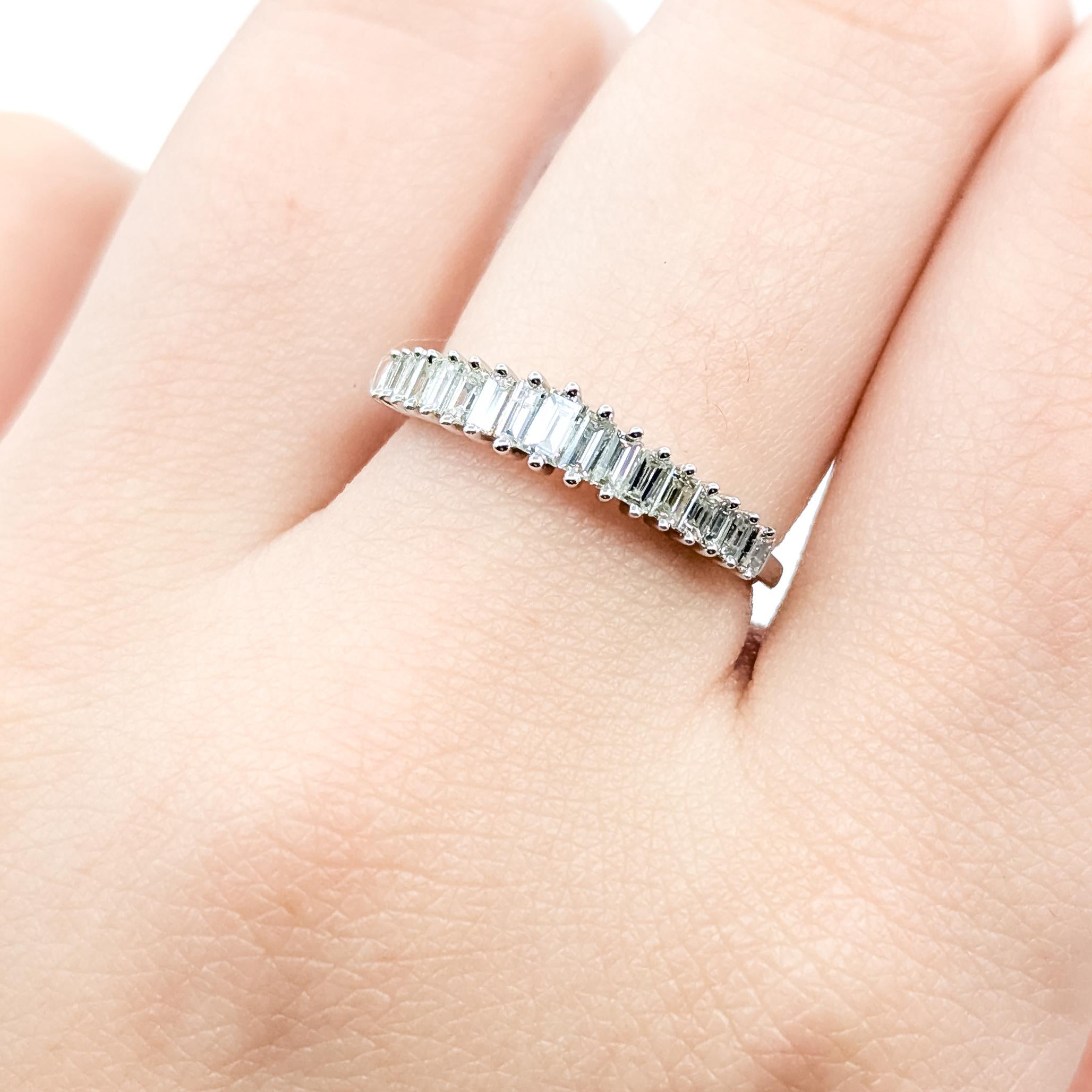 Bague à diamant baguette graduée en 14k Excellent état - En vente à Bloomington, MN