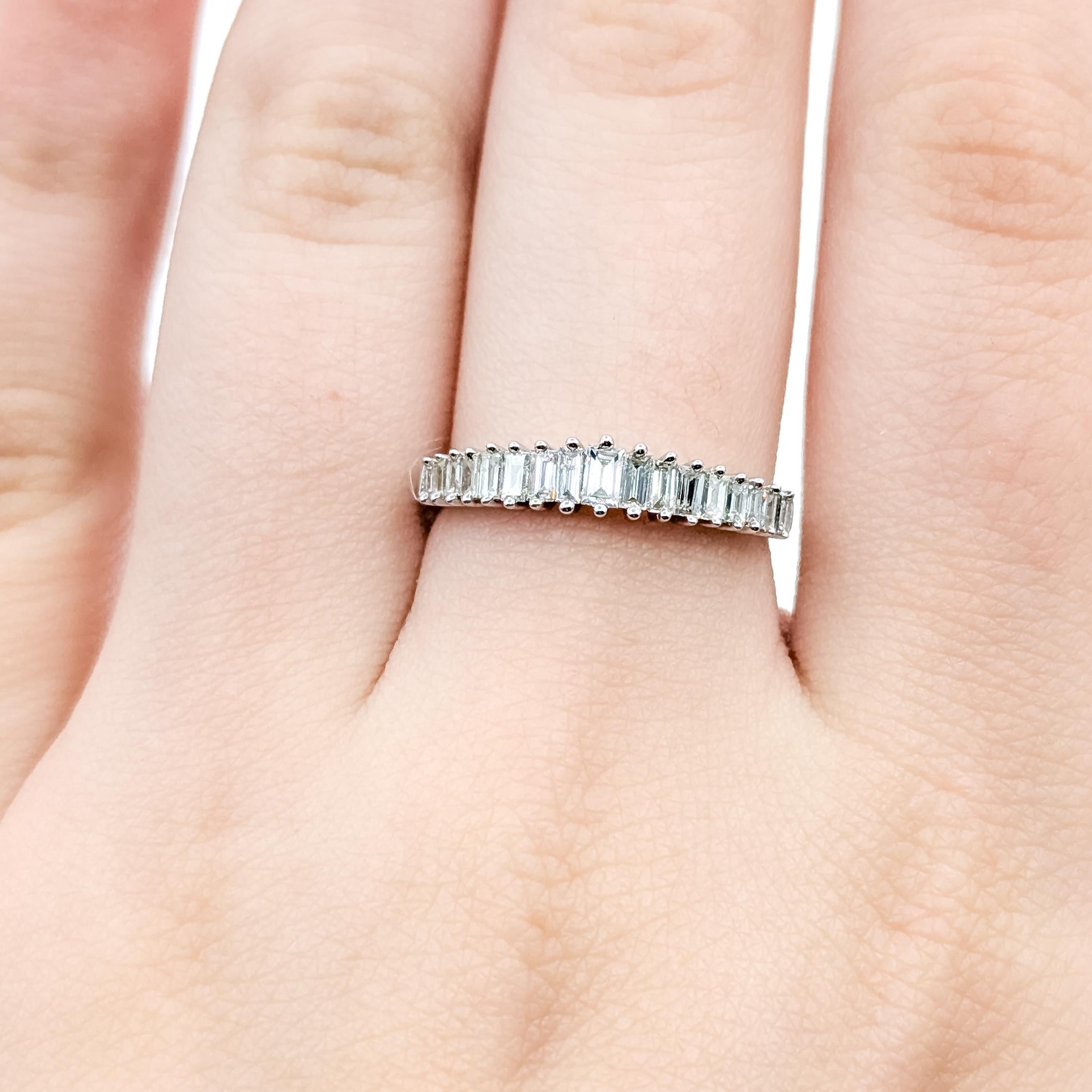 Bague à diamant baguette graduée en 14k Pour femmes en vente