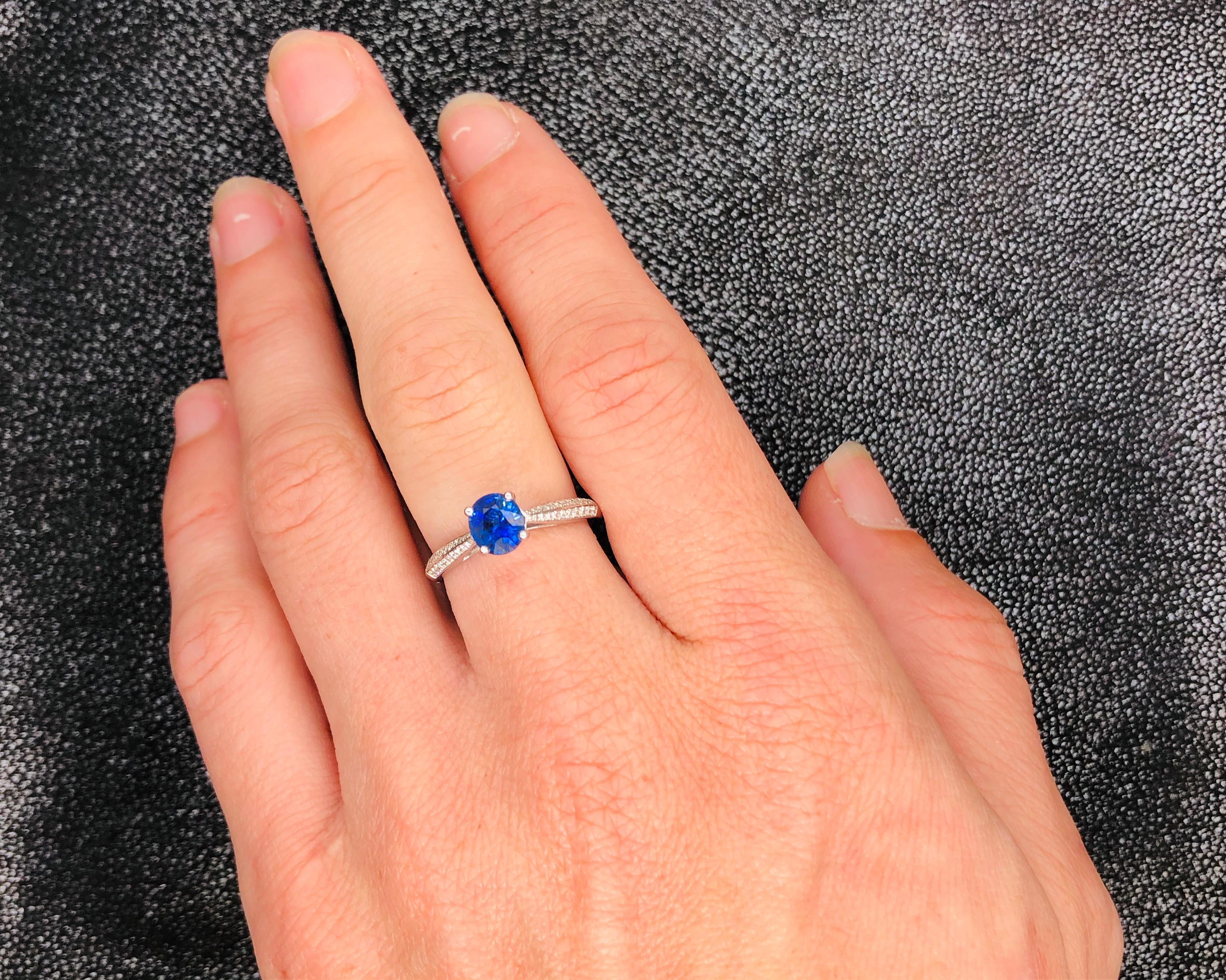 Ring Blue Sapphire Diamonds White Gold 18 Karat For Sale 4
