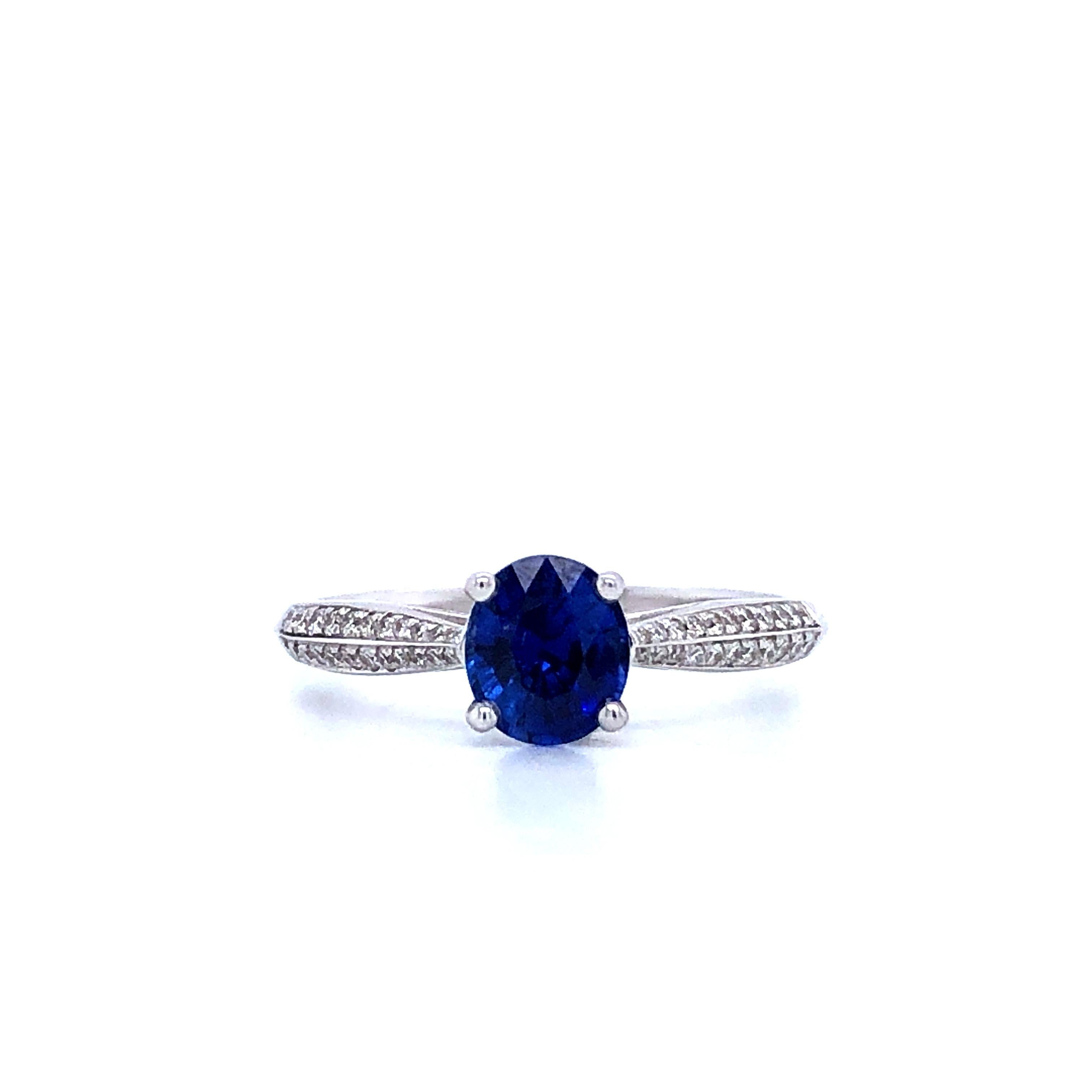 Treat yourself to an exceptional piece with this sumptuous Blue Sapphire and Diamond ring, a true masterpiece of 18-carat White Gold jewelry. This ring embodies elegance and sophistication, and is meant to showcase the natural beauty of the