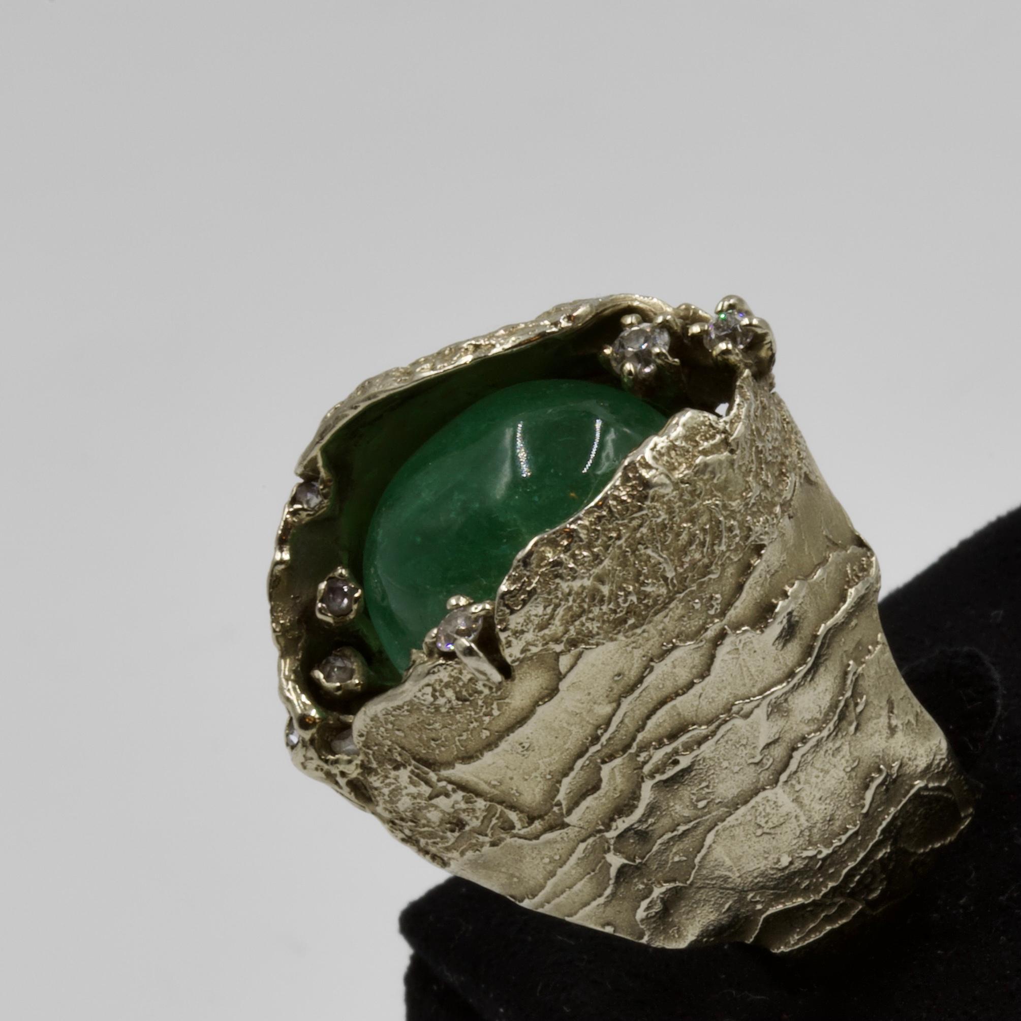 Erotischer Ring, Weißgold, Smaragd-Cabochon, Diamanten, signiert, um 1970                                                                                                                                      Elisabeth Kodré-Defner, bekannt als