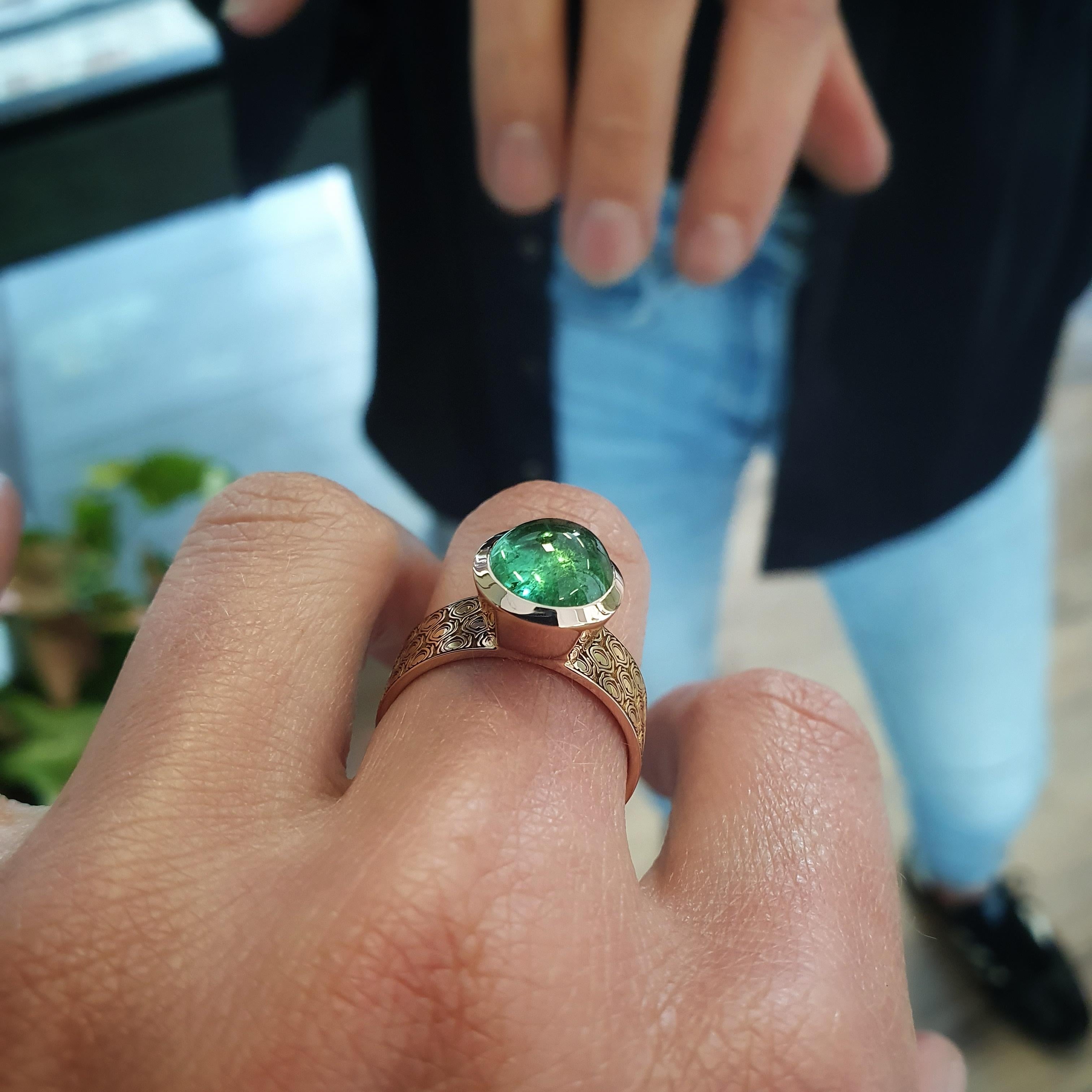 14 Karat Gold, grüner Turmalin, Art-Déco-Muster, Pfau (Cabochon) im Angebot
