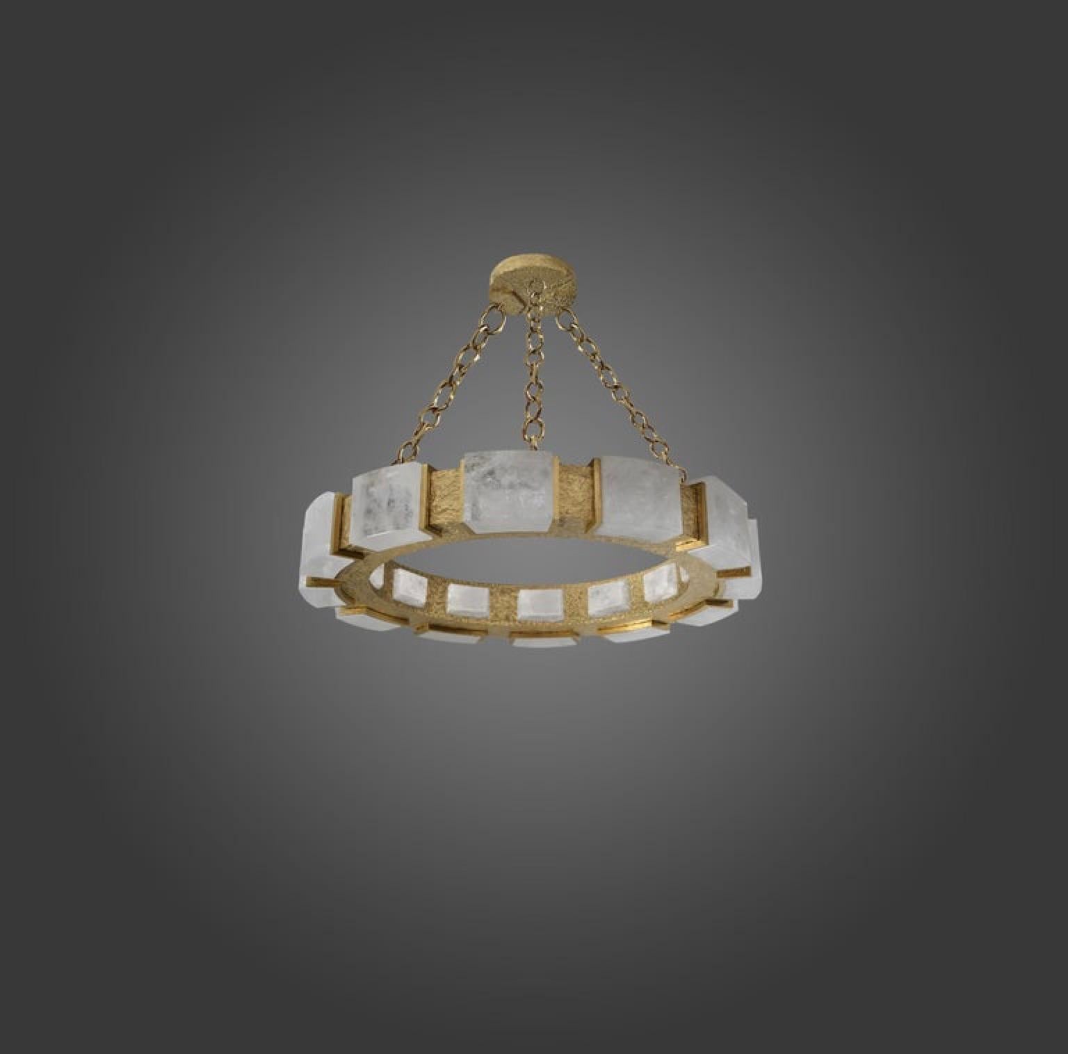 Lampadario in cristallo di rocca con dettagli in ottone martellato. Creato dalla Phoenix Gallery, NYC.
12 prese installate. Utilizza 12 lampadine G9. 60watt ciascuna, totale 720w max. 
Dimensioni e finiture personalizzate su richiesta.