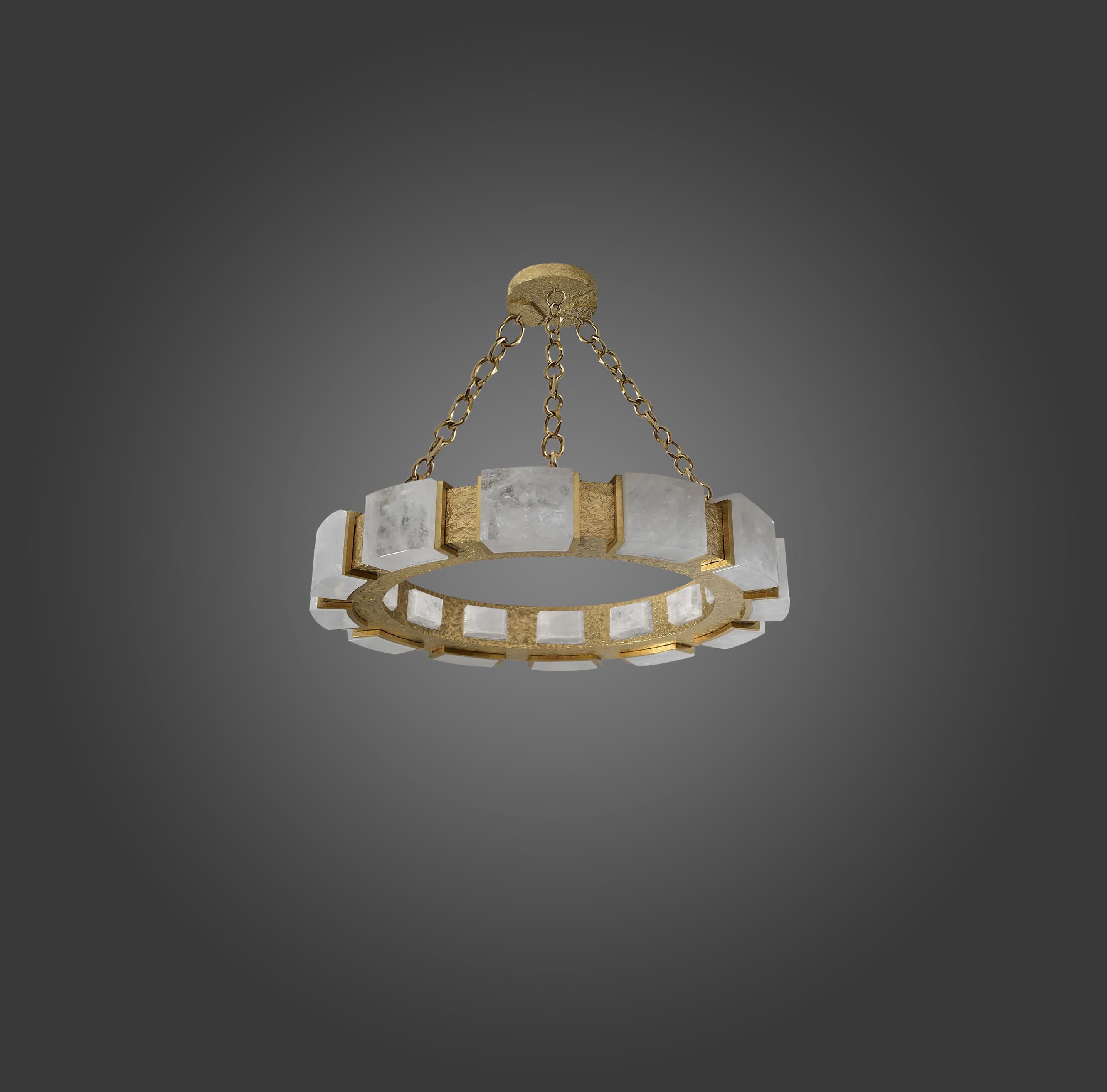 Lampadario in cristallo di rocca con dettagli in ottone martellato. Creato dalla Phoenix Gallery, NYC.
14 prese installate. Utilizza 14 lampadine a candelabro. 60 watt ciascuna, totale 840W max.
Dimensioni e finiture personalizzate su richiesta.