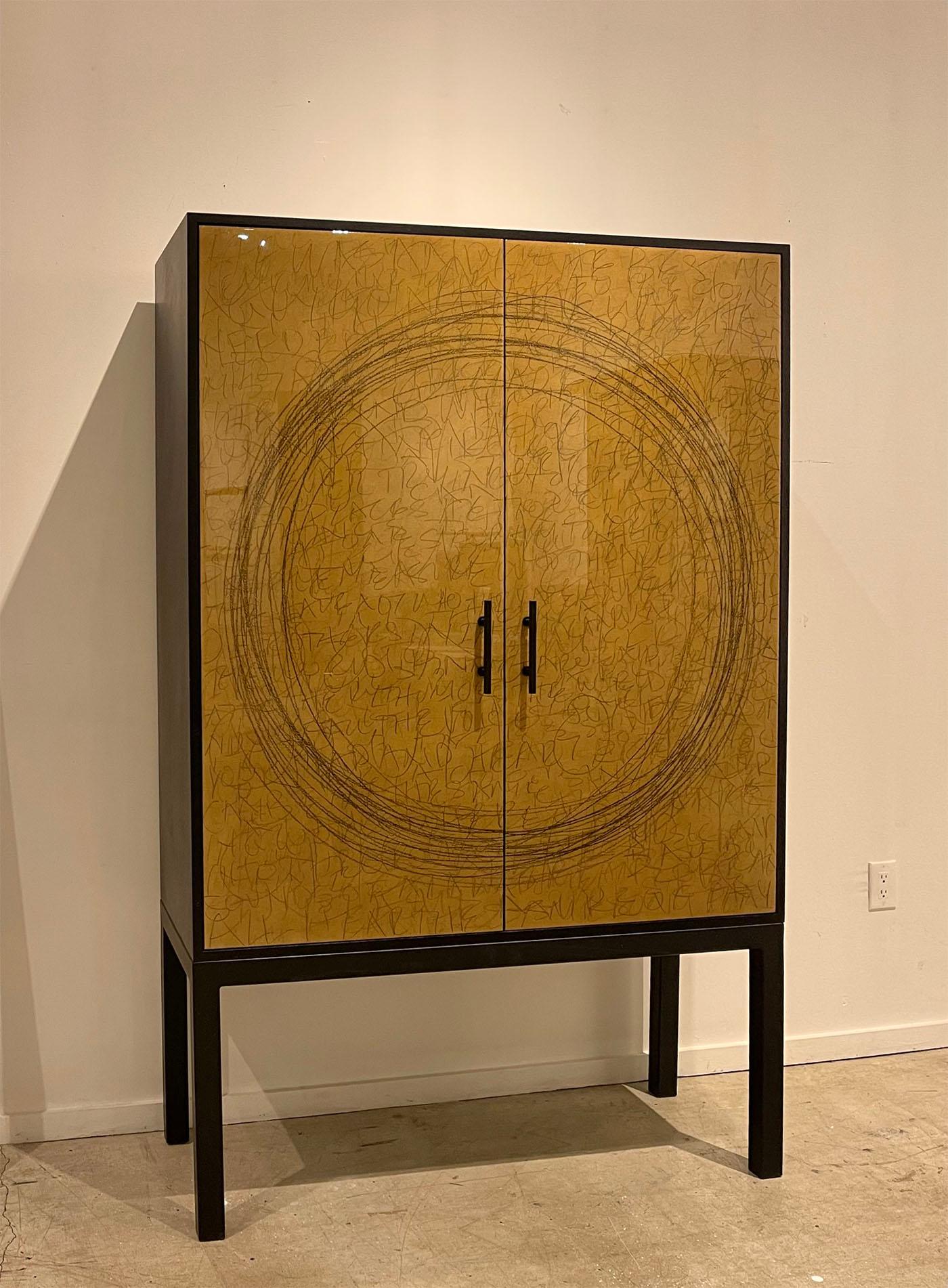 Das Ring Cabinet wird in unserem Studio, Morgan Clayhall, entworfen und von Hand gefertigt.

Das Kunstwerk an den Türen stammt von Murray Duncan.  Die Farbe wird in mehreren Farb- und Lasurschichten aufgetragen, um eine pergamentartige Oberfläche zu