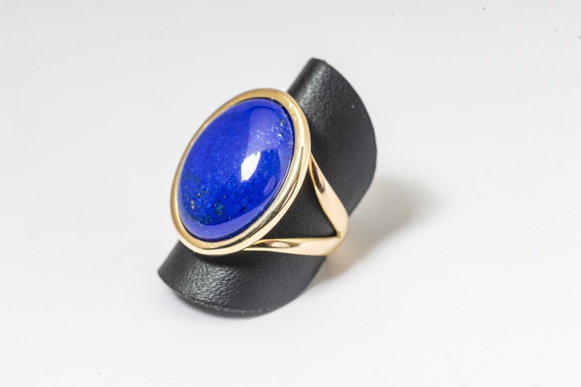Lapis Lazuli ring with gold nugget plated gold reflections... that Stone is mounted on a yellow gold mounting.
This manufacture allows you to put this ring in the ring, in the middle, as you decide... that drawing from the 1960 to 1970 s's was