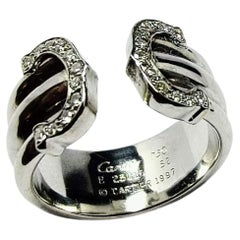 Bague Cartier double C des années 1997 en or blanc 18 carats et diamants taille brillant