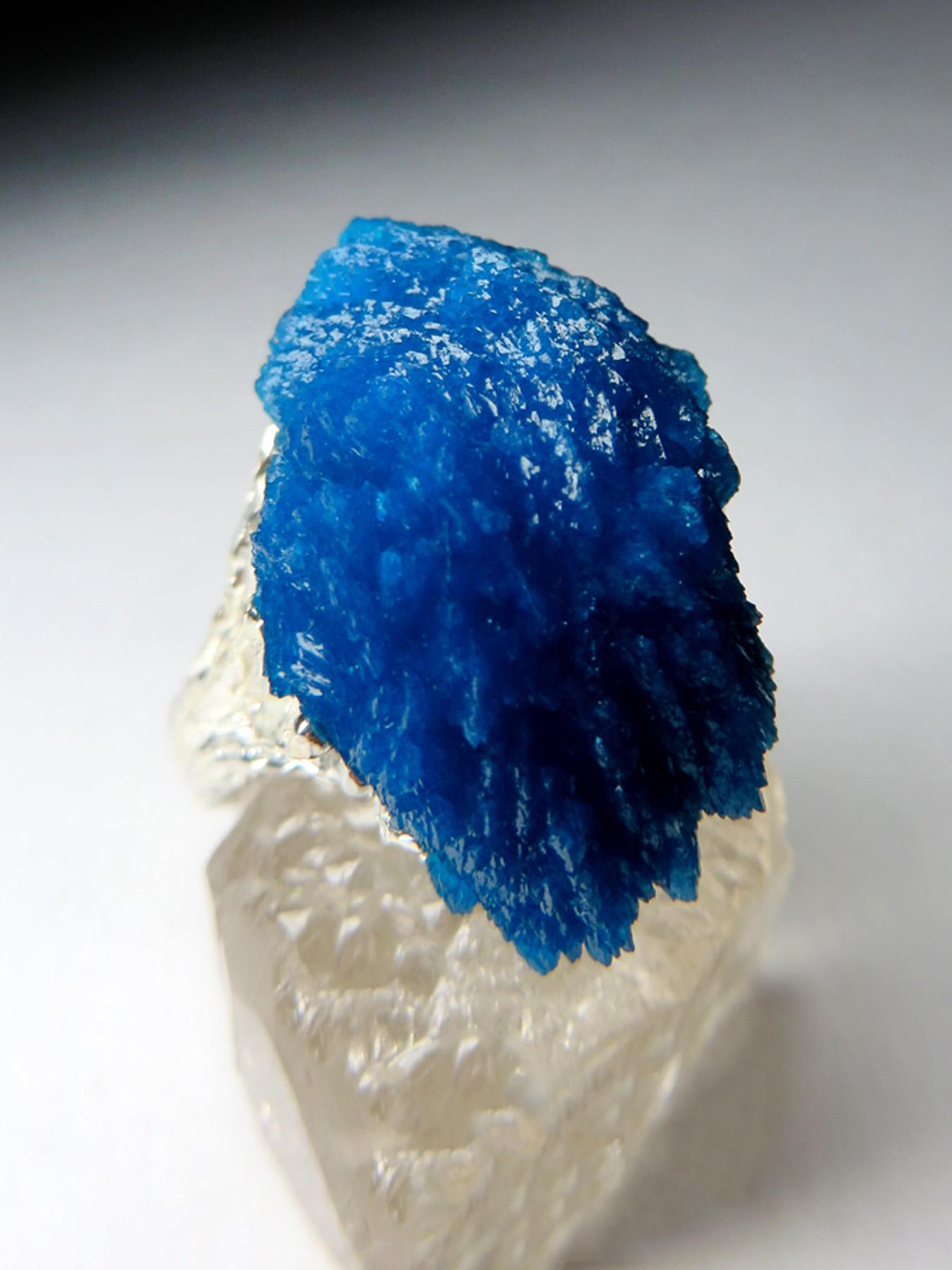 Bague Cavansite Or Blanc Bleu Brut Crystal Rough Stone en vente 1