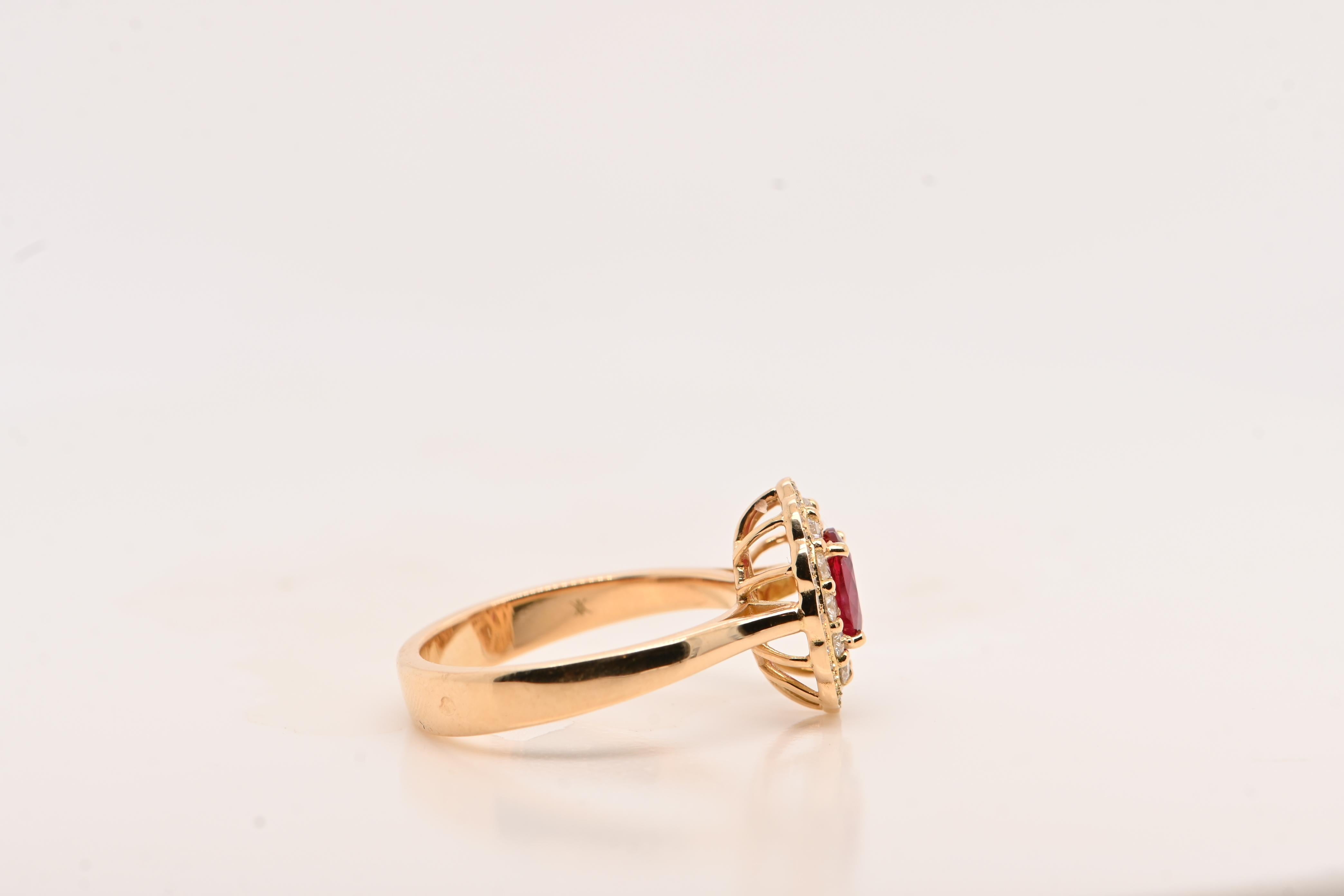 Taille ovale Bague en or jaune 18 carats certifiée 0,80 carats de diamants rubis rouge intense en vente