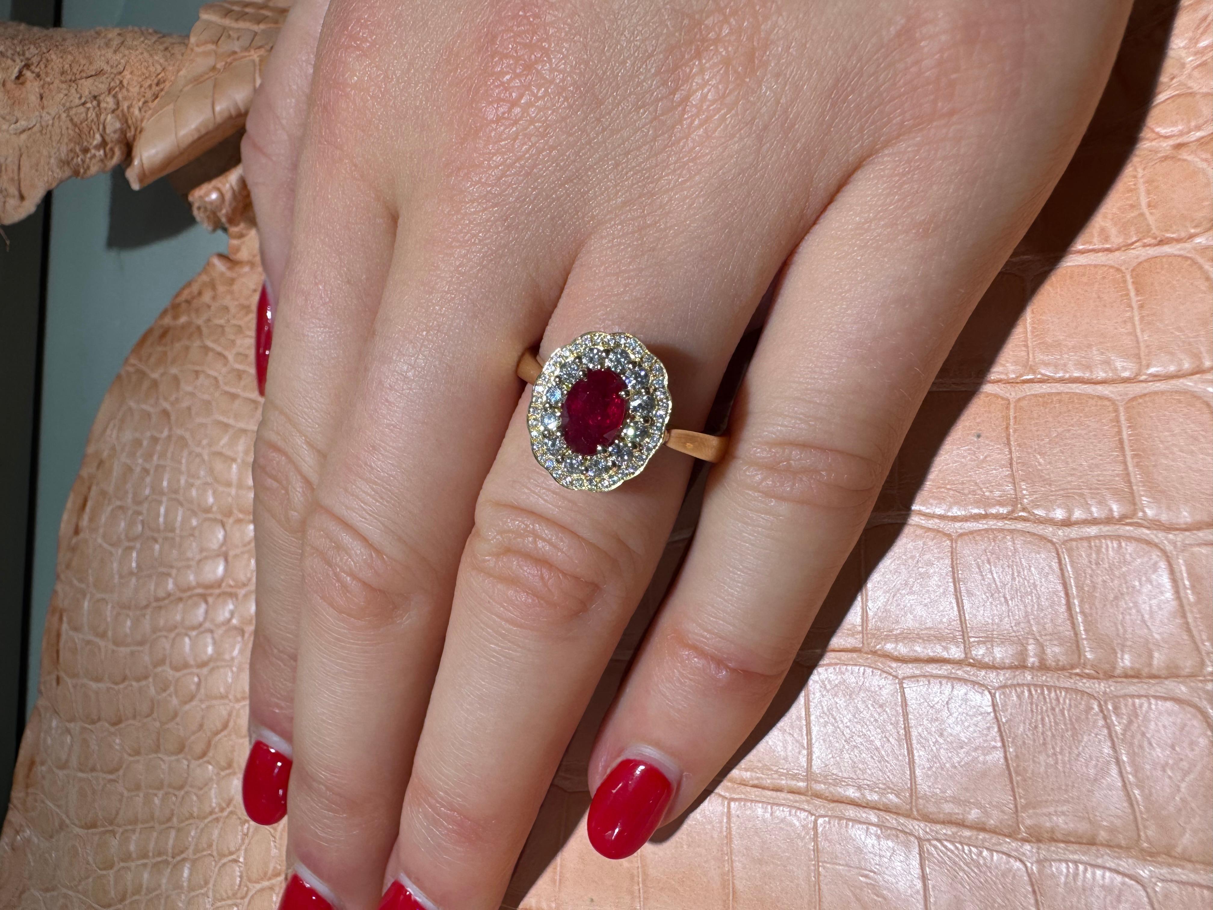 Bague en or jaune 18 carats certifiée 0,80 carats de diamants rubis rouge intense en vente 3