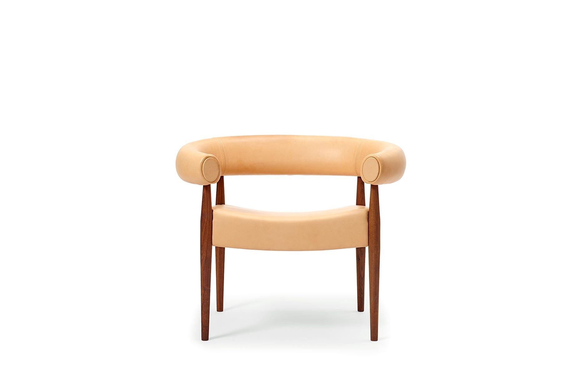Der Ring Chair wurde 1958 von Nanna und Jørgen Ditzel entworfen und ist einer der elegantesten und ikonischsten Entwürfe des Paares. Der Stuhl wird in der GETAMA-Fabrik im dänischen Gedsted von erfahrenen Schreinern nach traditionellen