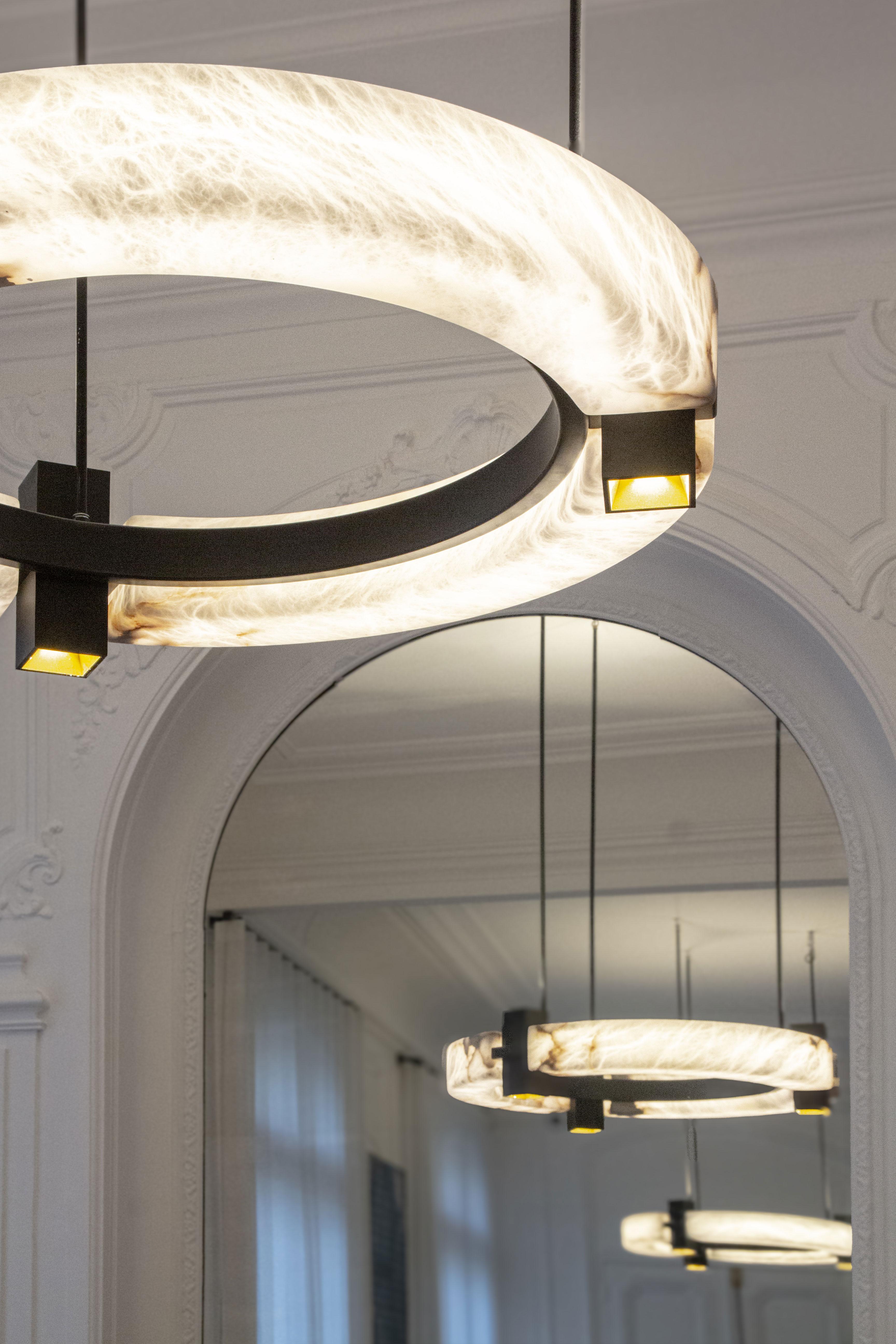 Postmoderno Lampadario di lusso contemporaneo ad anello in alabastro rotondo di Michel Amar in vendita