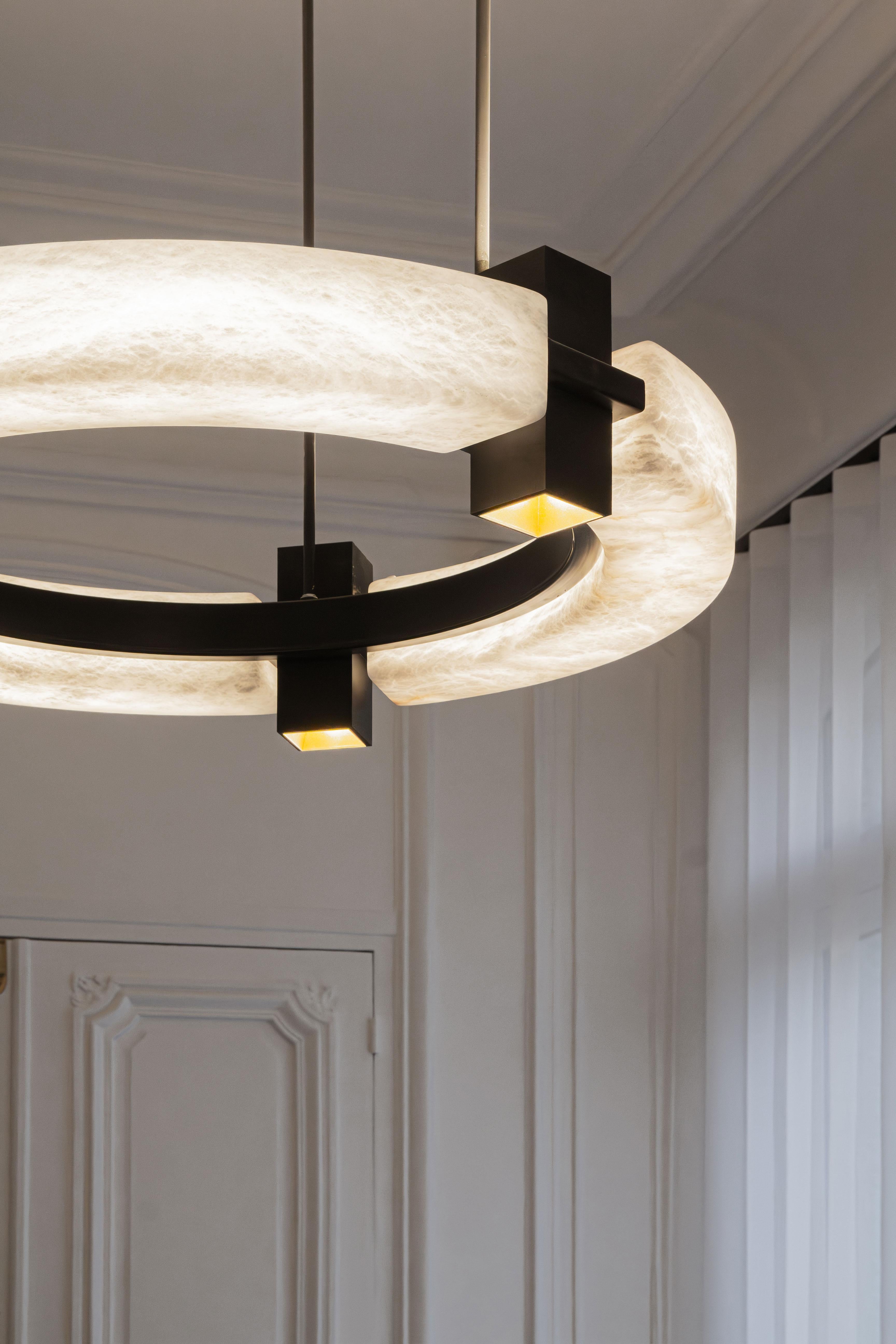 Francese Lampadario di lusso contemporaneo ad anello in alabastro rotondo di Michel Amar in vendita