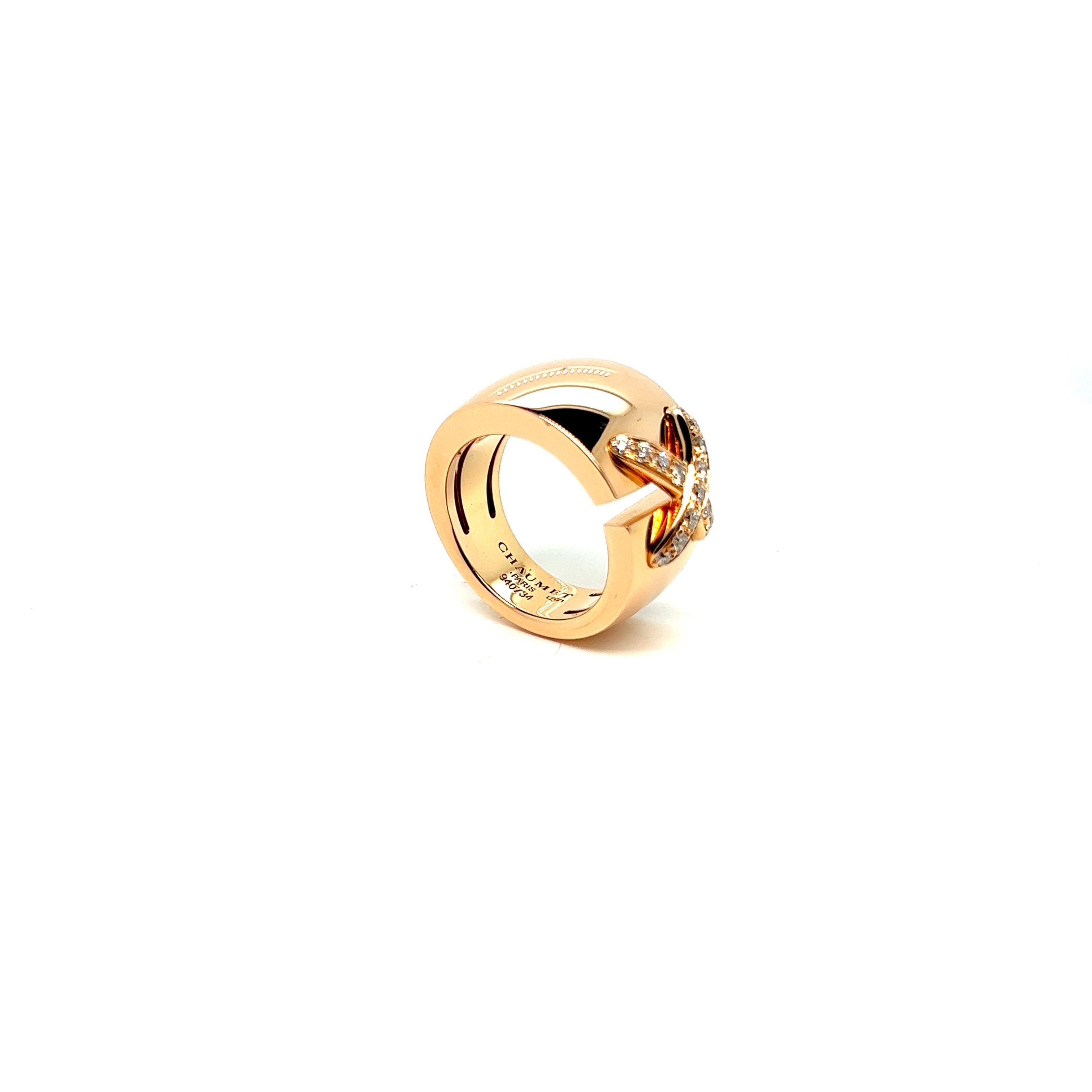 Bague Chaumet « Liens » XL à double grand modèle en or rose 18 carats et diamants 

Bague Brilliante grand modèle en or rose et diamants, composée d'un large anneau ouvert en or rose, serti au centre d'un beau lien incurvé serti de diamants taille