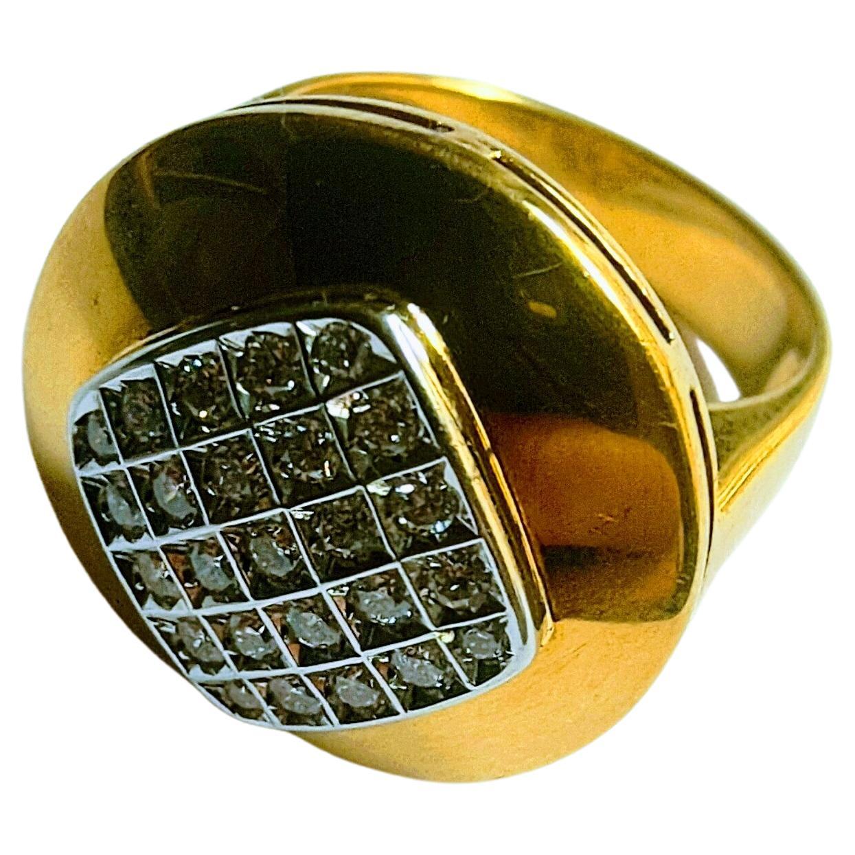 Original and important Ring combined in yellow and white gold 18 Karats weight 11.37 grams, circular in shape and with center in the form of a curved rhombus, wide body in degrade of very good thickness. Nice Gallery, and openwork base with