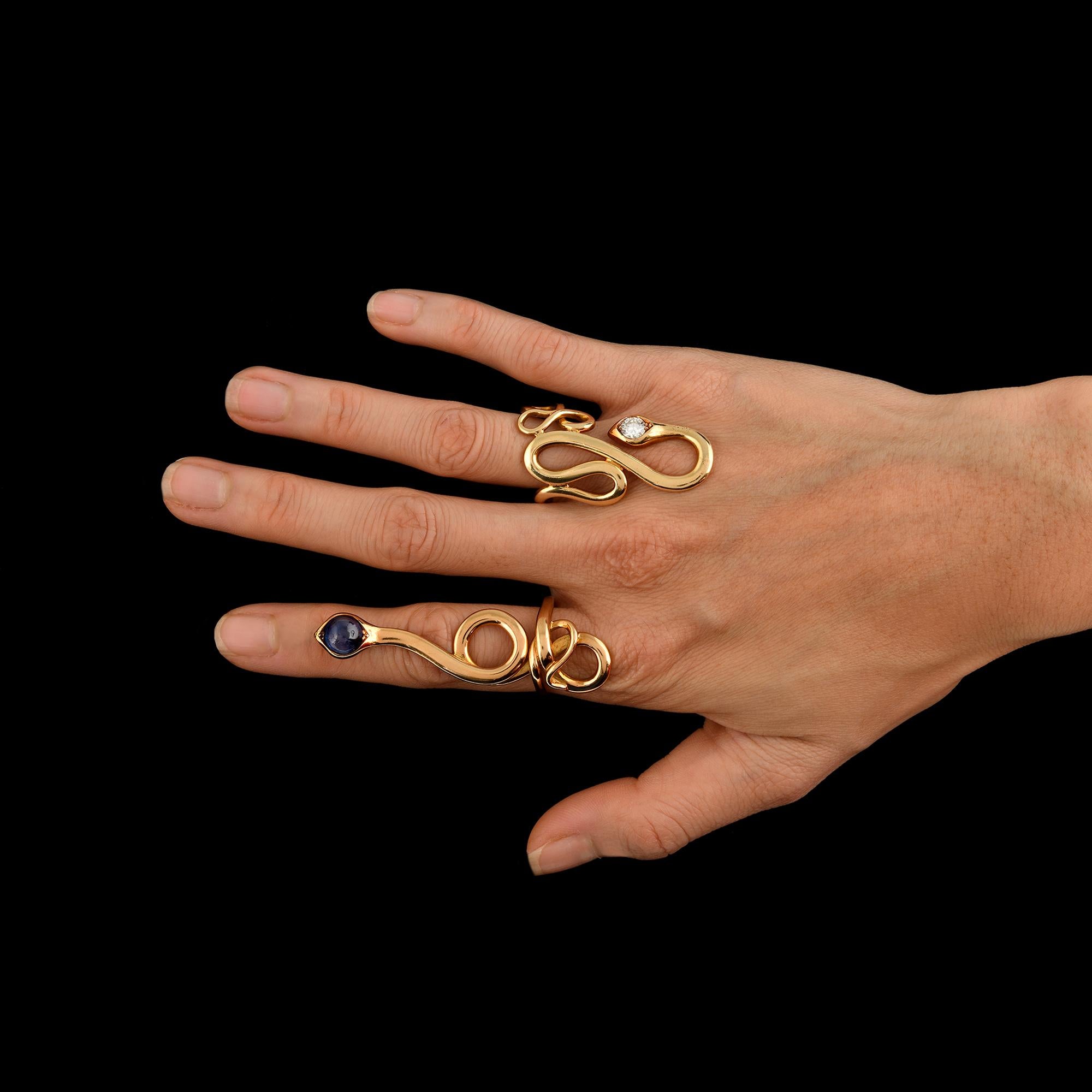 Ring Codognato in Gold and a Round Cabochon-cut Blue Sapphire In Good Condition For Sale In PARIS, FR