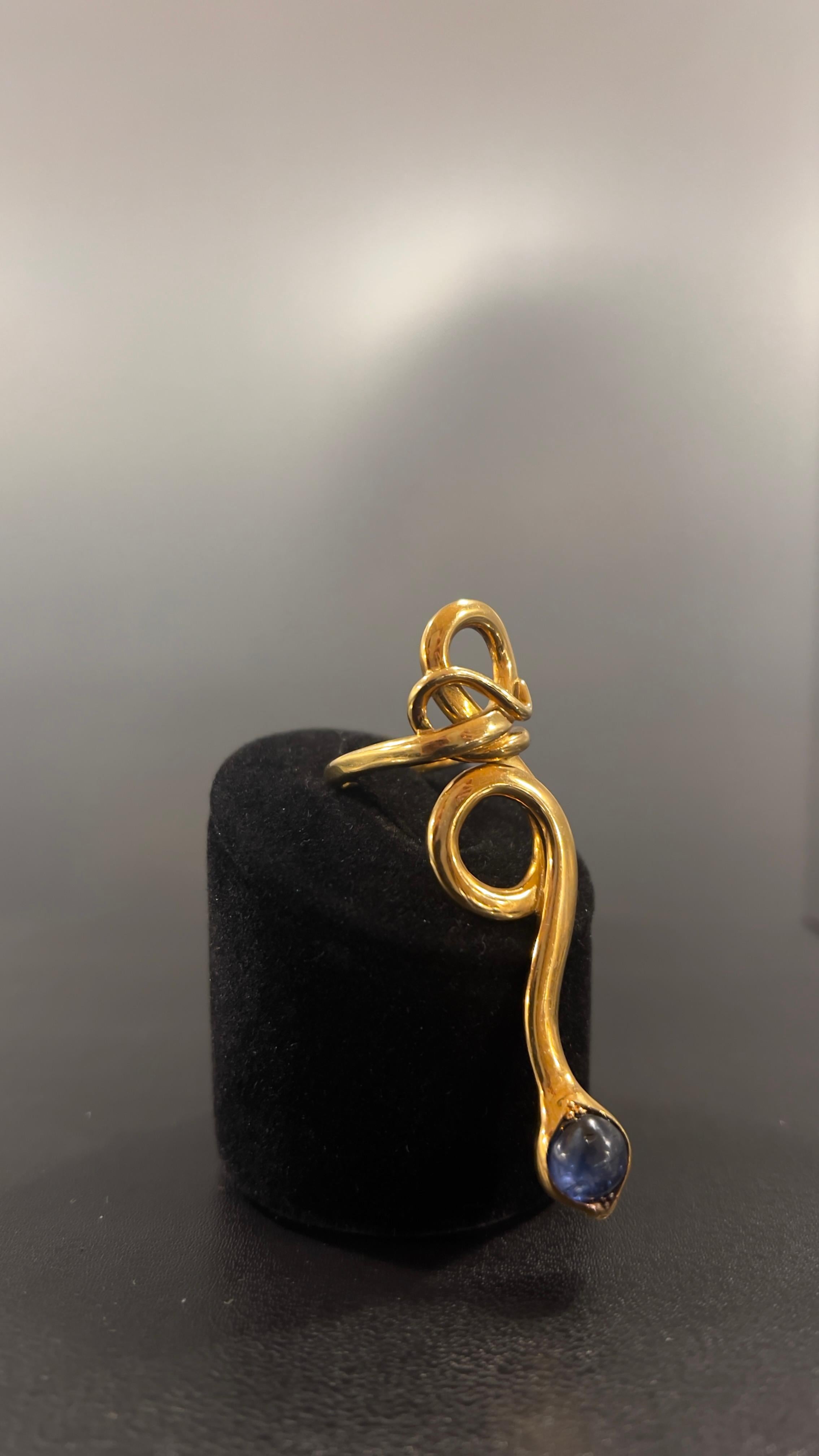 Women's Ring Codognato in Gold and a Round Cabochon-cut Blue Sapphire For Sale