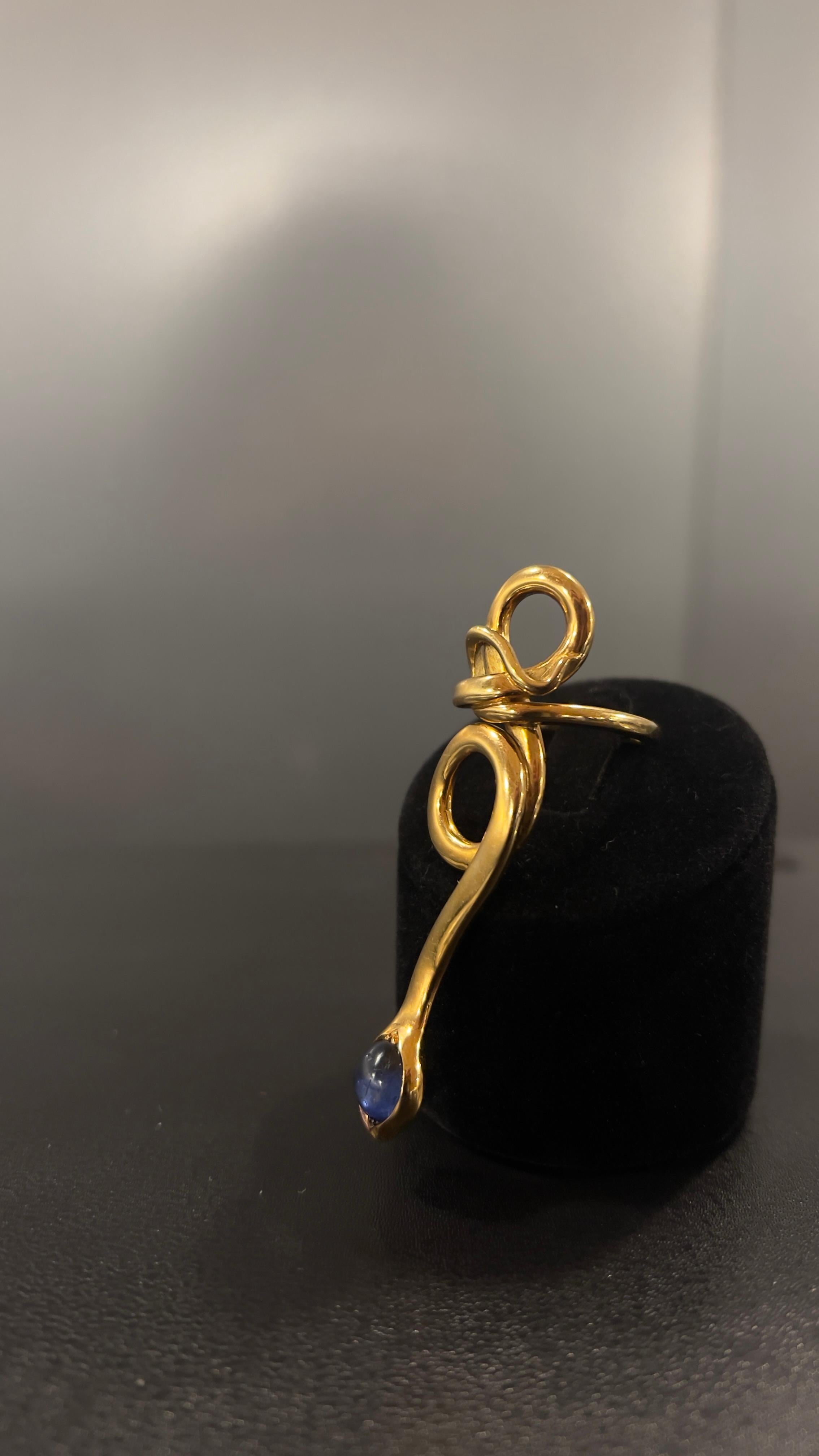 Ring Codognato in Gold and a Round Cabochon-cut Blue Sapphire For Sale 1