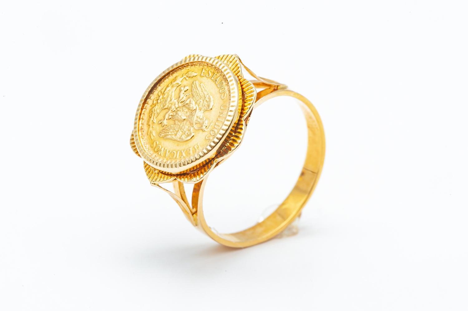 Discover our exceptional 18K Yellow Gold ring, a true historical and artistic treasure, celebrating the numismatic heritage of the United Mexican States.

This ring is a testimony to the meticulous craftsmanship of our jewelers, who were able to