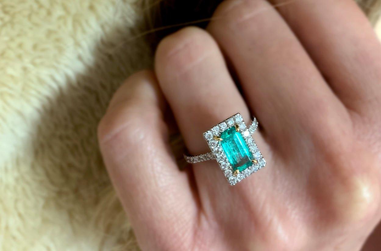 Elegante y atemporal, este anillo de oro blanco de 18 quilates incluye una esmeralda sin tratar de calidad extra de 1,23 quilates, bellamente acentuada por 34 brillantes diamantes que suman un total de 0,60 quilates. Con un peso de 4,5 gramos, es