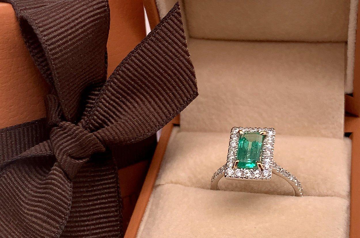 Anillo Esmeralda Grande Colombiana Calidad Extra y Diamantes Corte esmeralda en venta