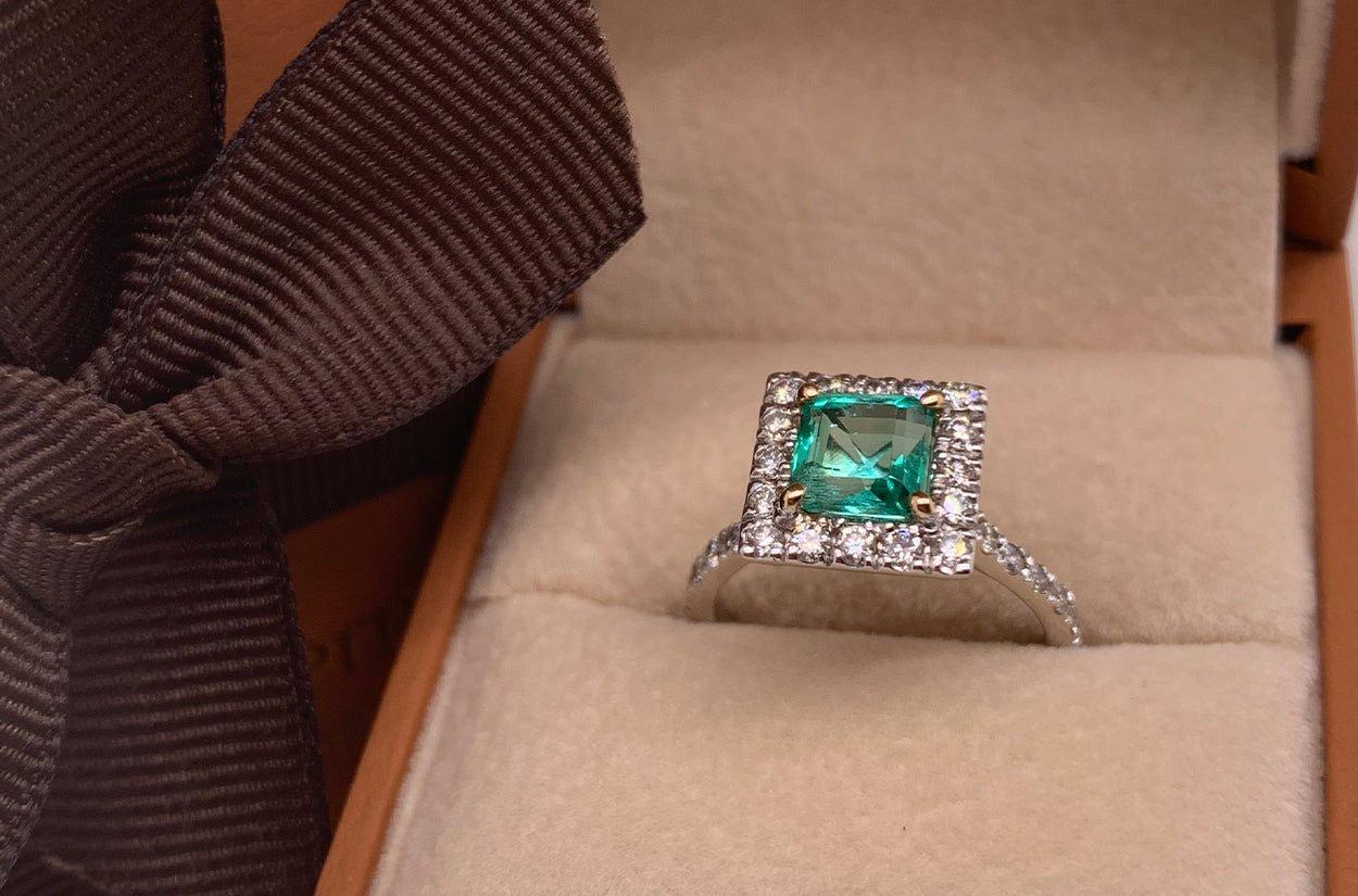 Kolumbianischer quadratischer Smaragdring in Extraqualität und Diamanten (Zeitgenössisch) im Angebot