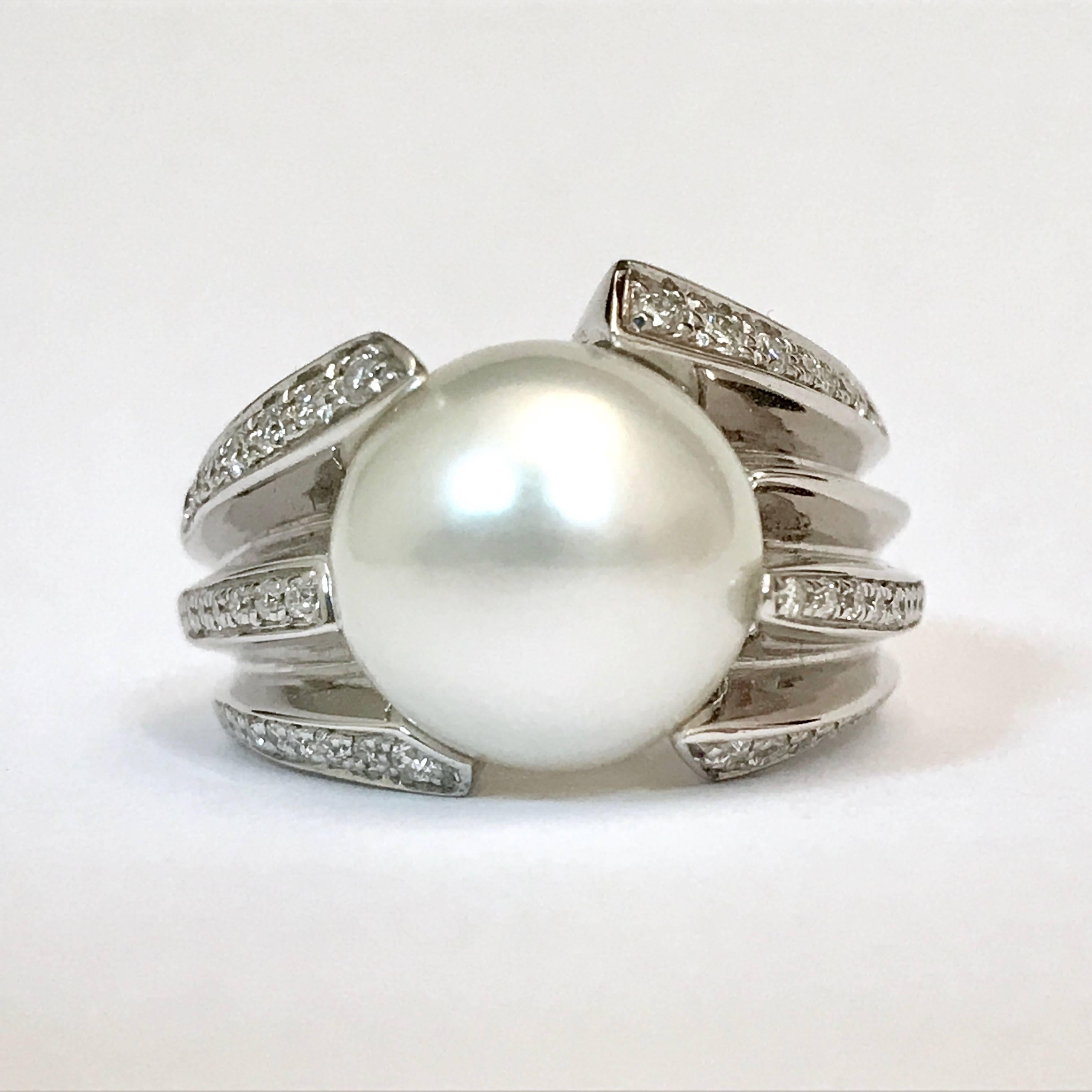Admire the timeless elegance of this exceptional ring in cultured pearls and white diamonds. Carefully crafted in 18-carat white gold, this exquisite piece embodies the perfect marriage of classic sophistication and contemporary style.

At the