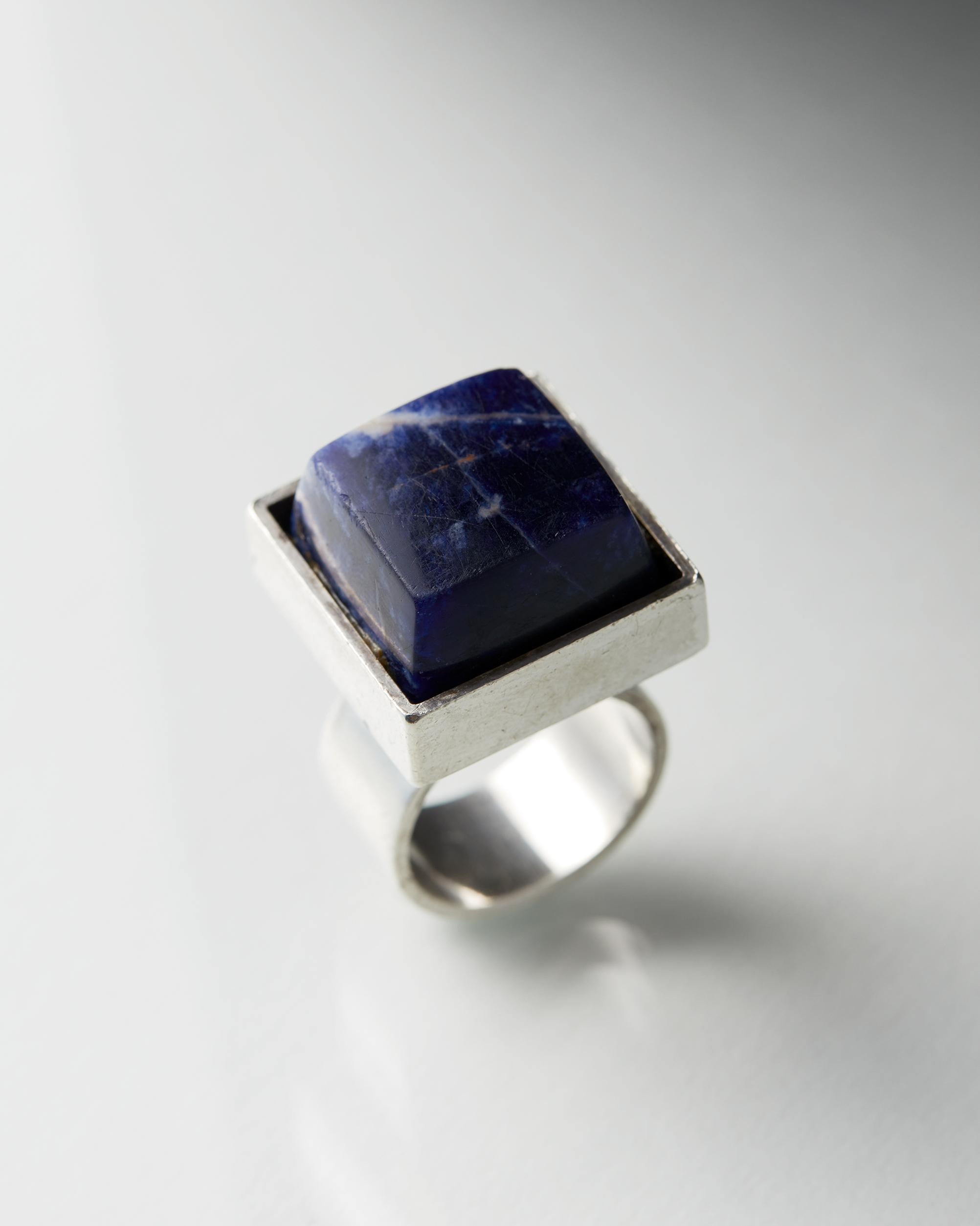 Sterling silver and sodalite stone.

Stamped.

H: 3.5 cm/ 1 3/4