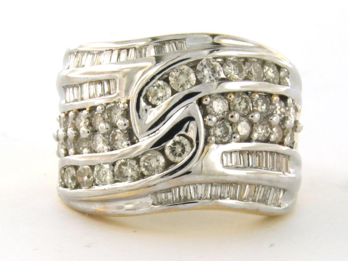 Ring aus 18 kt Bicolor-Gold mit Diamanten im Kegel- und Brillantschliff tot. 2,00 ct - J/K - VS/SI - Ringgröße 17,5 (55)

detaillierte Beschreibung:

Die Oberseite des Rings ist 1,7 cm breit

Gewicht: 19,0 Gramm

Ringgröße 55, der Ring kann