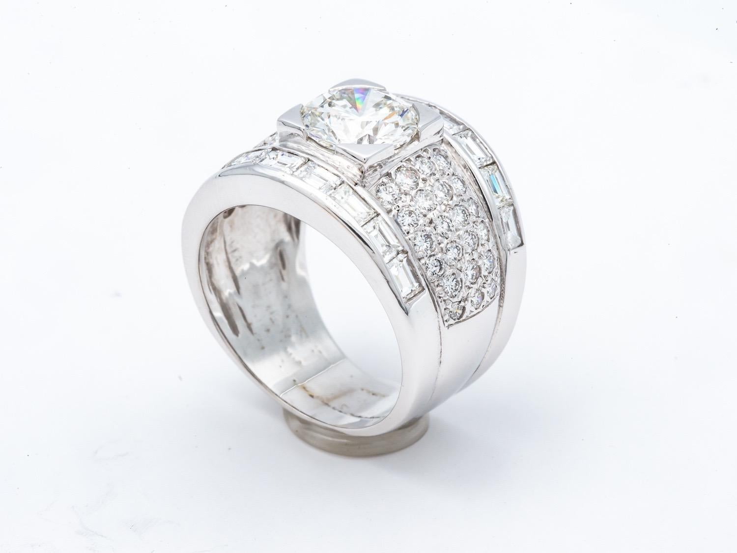 Discover this sumptuous Tank ring in 18-carat white gold, adorned with an impressive 2.15-carat HRD-certified center diamond. This ring embodies elegance and refinement, making it the ideal choice to celebrate the most precious moments of your