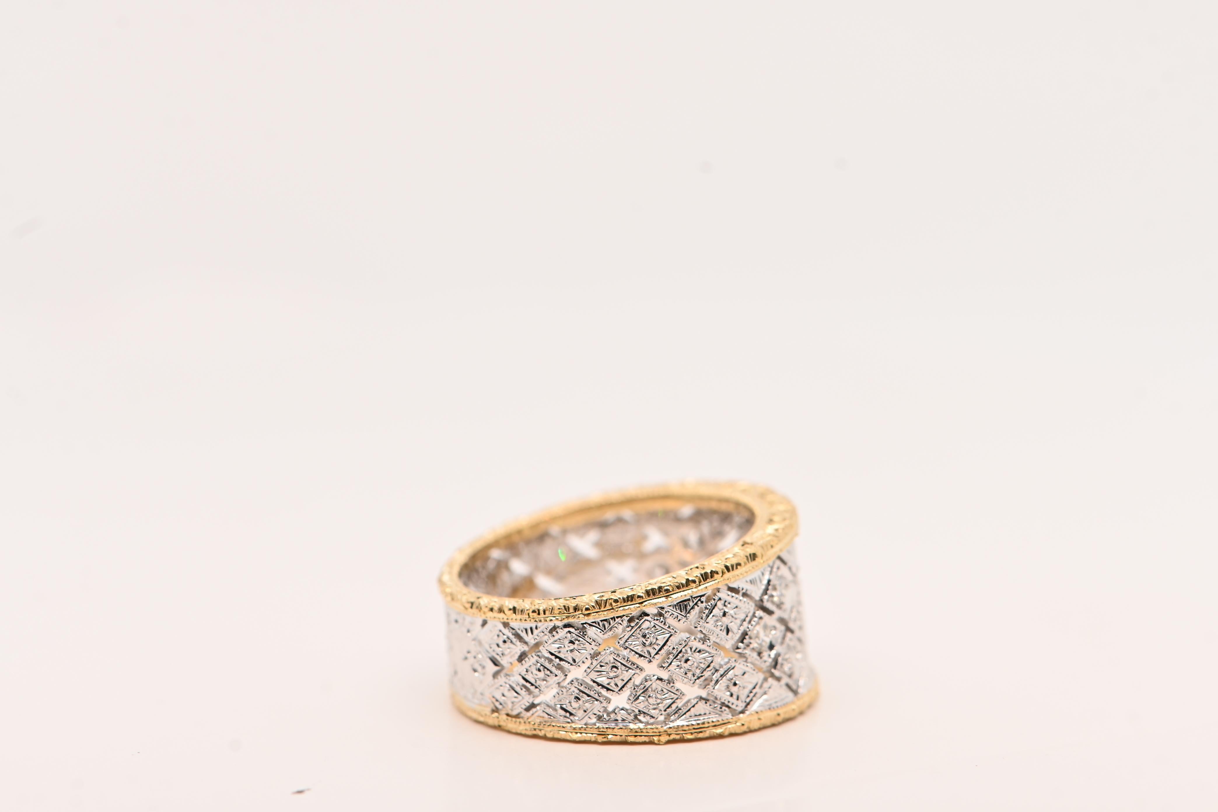 Anello Diamanti 0,340 Carati Oro bicolore 18 Carati 

Questo elegante anello bicolore in oro giallo e bianco è un gioiello di grande raffinatezza, disegnato con uno stile a fascia che attira immediatamente l'attenzione con la sua raffinatezza. La