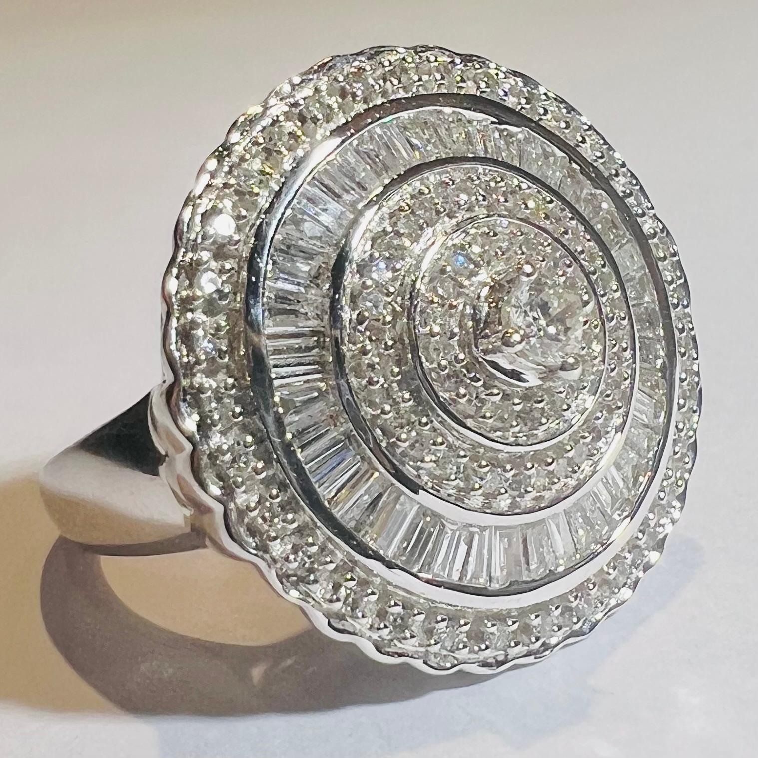 Anello in oro bianco 18kt con diamanti taglio baguette e taglio moderno incastonati
per circa 1,20ct in pieno
dimensione:55
diametro della parte con diamanti incastonati: circa 2,2 cm
spessore del cestello circa 5 mm
peso totale: 10,17 g
taglia e
