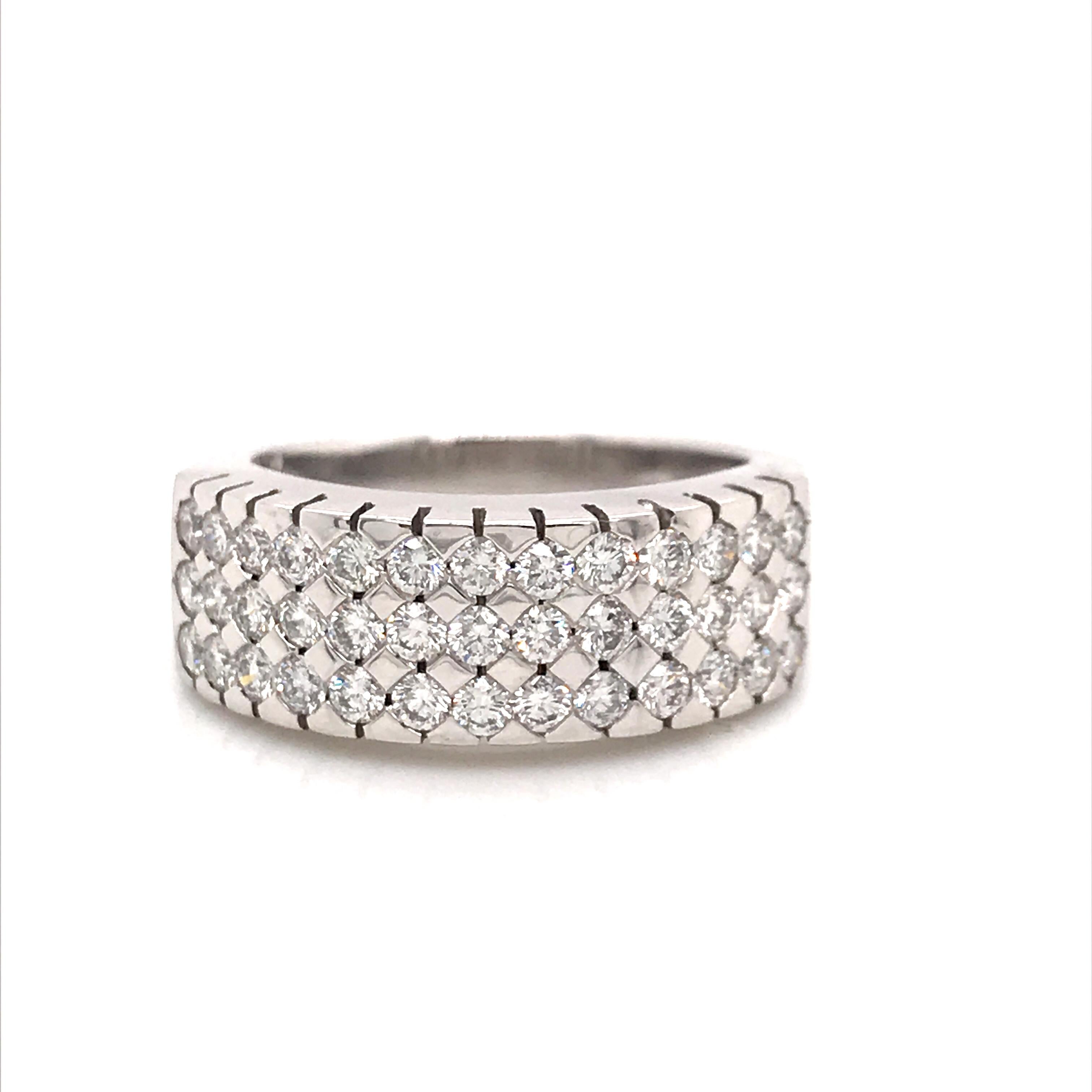 Bague en or blanc 18 carats avec diamants taille ronde en vente 4