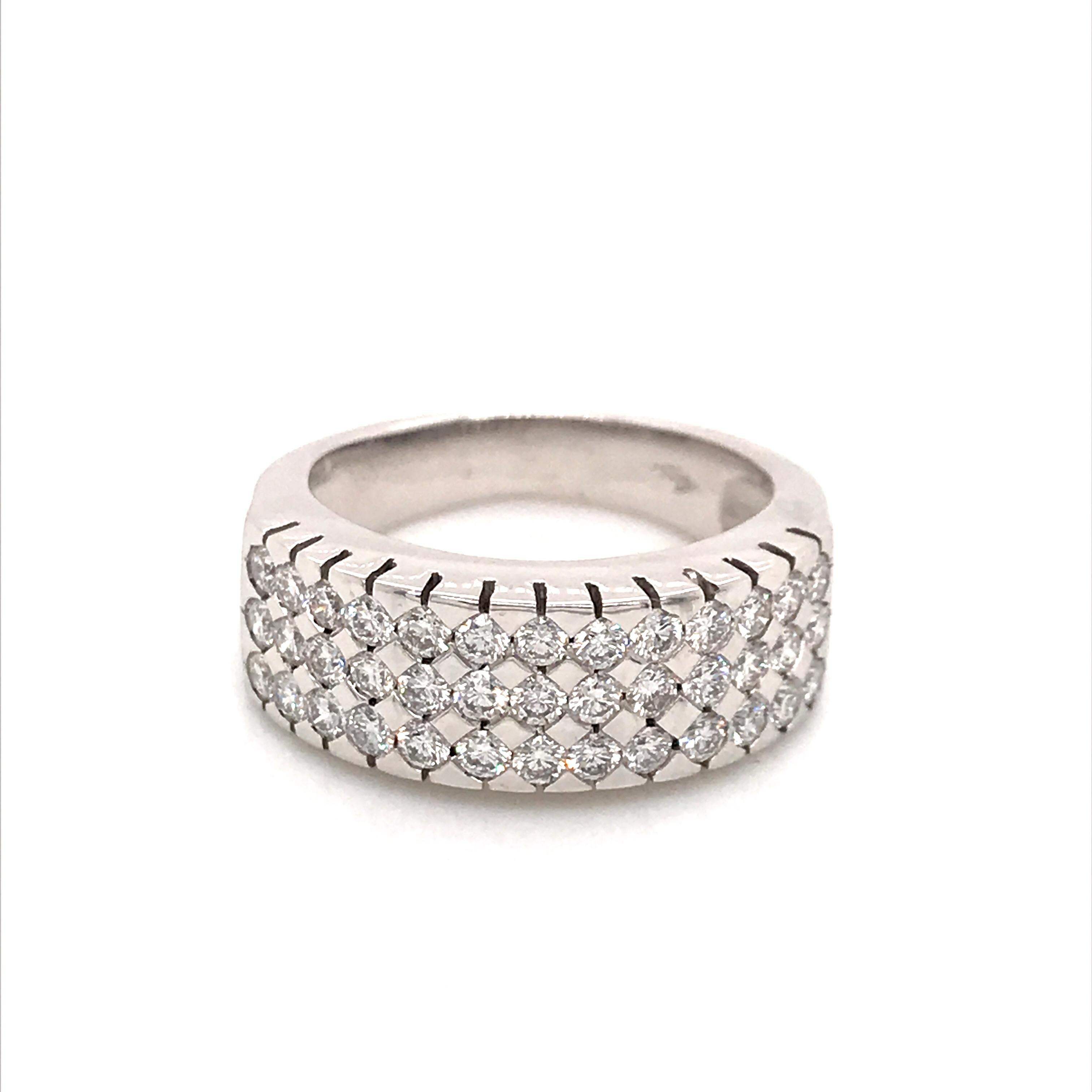 Bague en or blanc 18 carats avec diamants taille ronde en vente 5