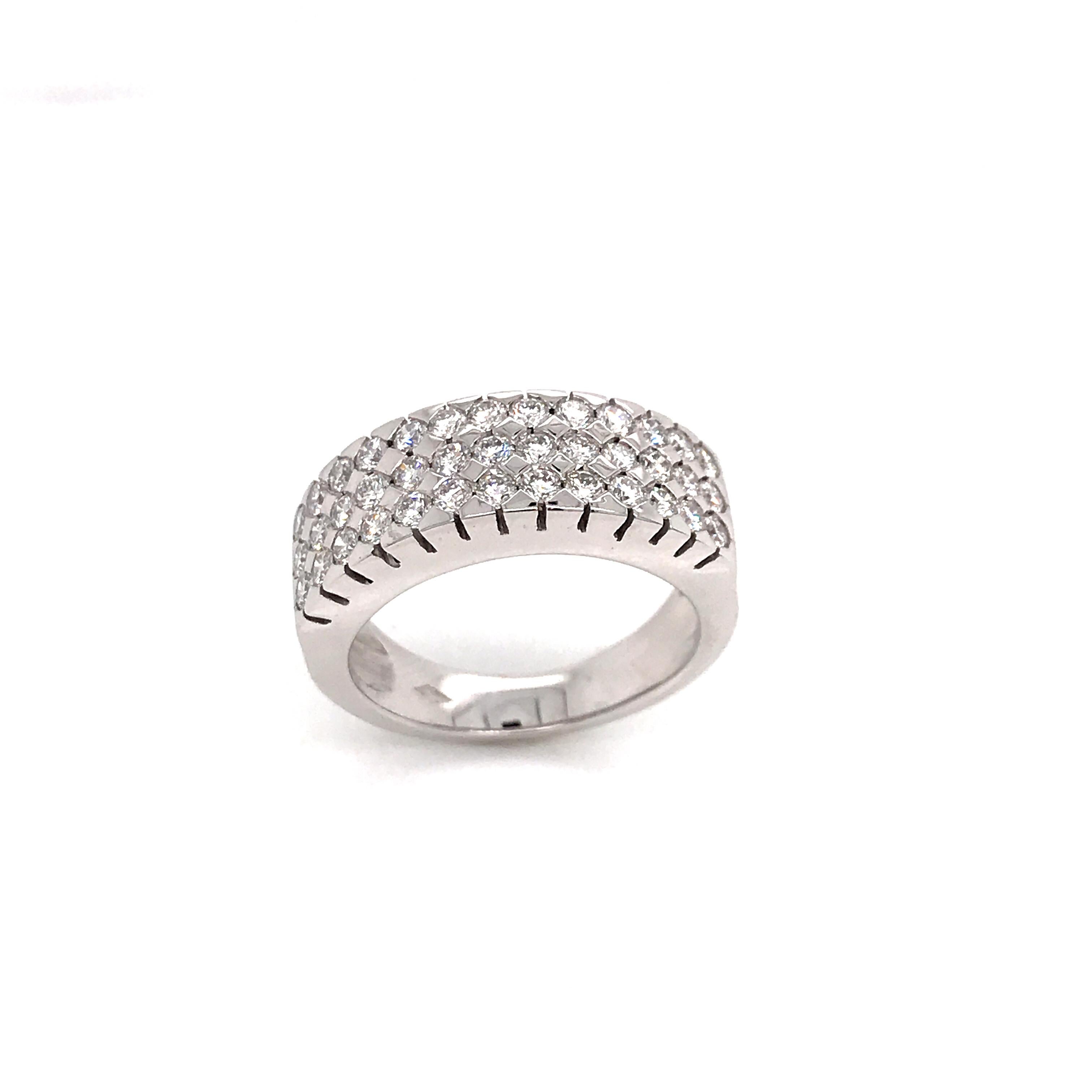 Préparez-vous à être ébloui par cette somptueuse bague en or blanc 18 carats, qui présente une éblouissante composition de 39 diamants taille brillant. Cette pièce exceptionnelle allie une esthétique élégante à une brillance incomparable, pour une