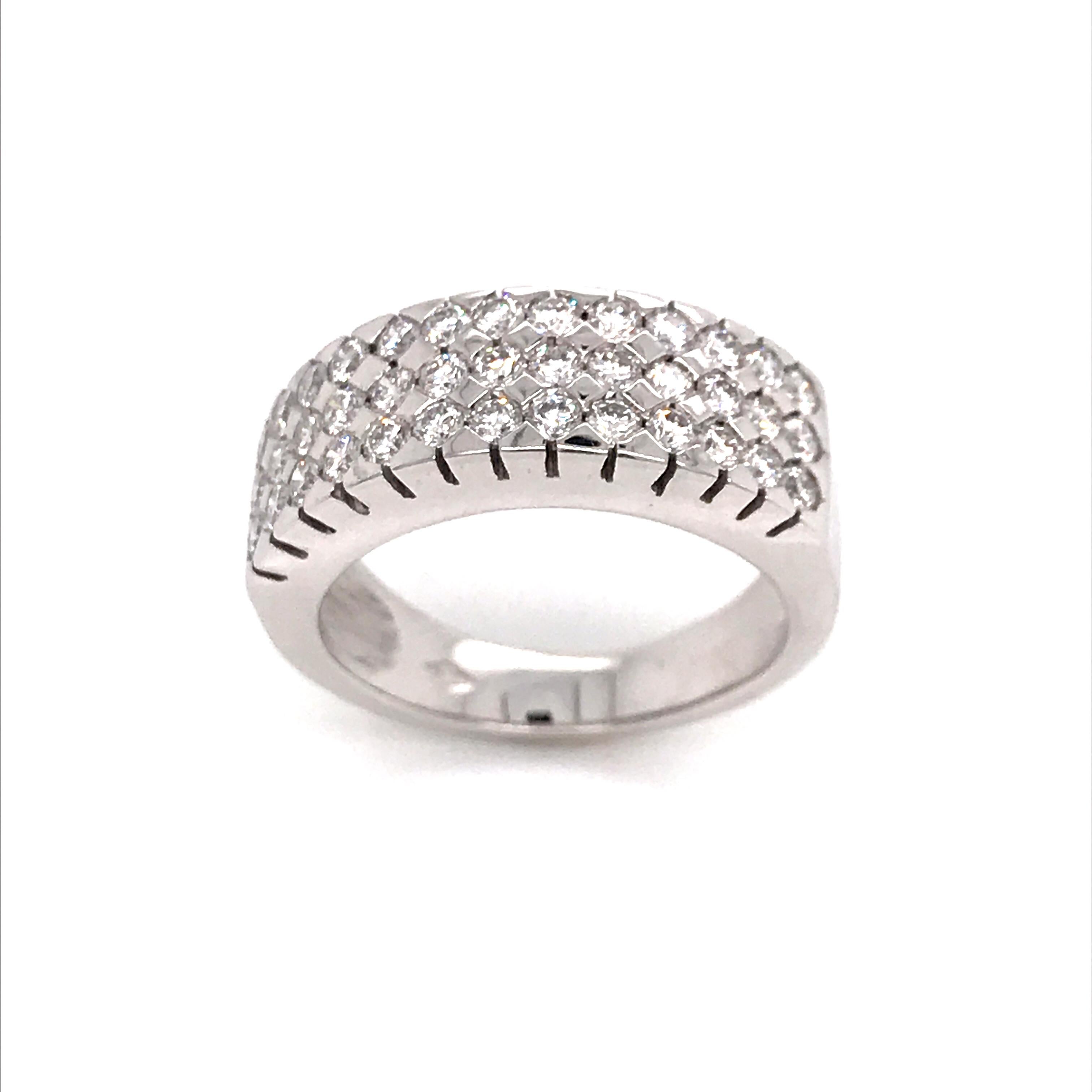 Prepare to be dazzled by this sumptuous ring in 18-carat white gold, featuring a dazzling composition of 39 brilliant-cut diamonds. This exceptional piece combines elegant aesthetics with incomparable brilliance, making a bold and timeless