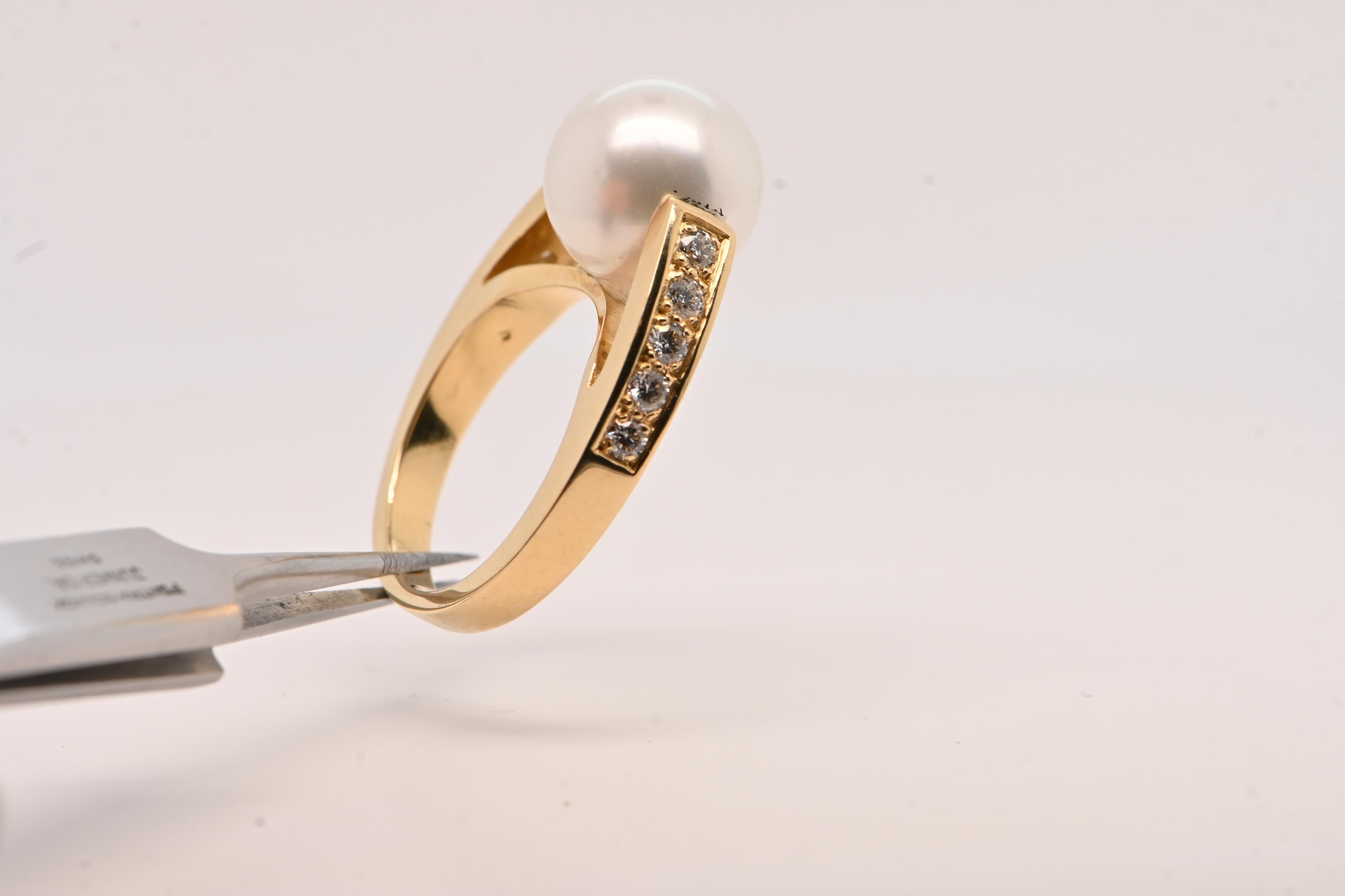Anillo Diamantes Perla del Mar del Sur Oro Amarillo 18 Quilates,

Este anillo de oro amarillo de 18 quilates presenta un diseño moderno y elegante, ideal para realzar un atuendo para una salida nocturna o un evento especial. 
La joya se distingue