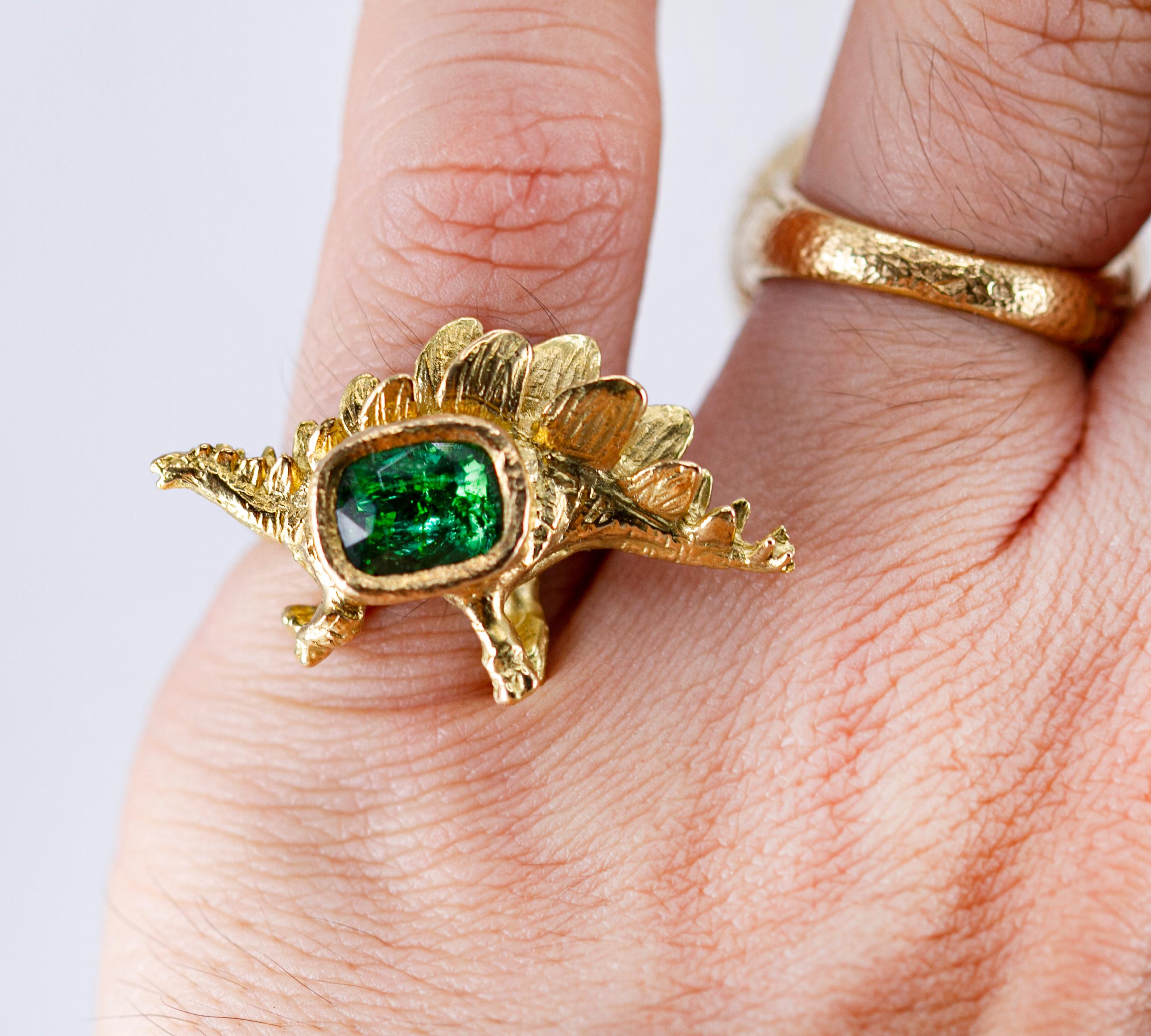 Ring „Didi The Dinosaur“ aus Turmalin und 18 Karat Gold. im Zustand „Neu“ im Angebot in PARIS, FR
