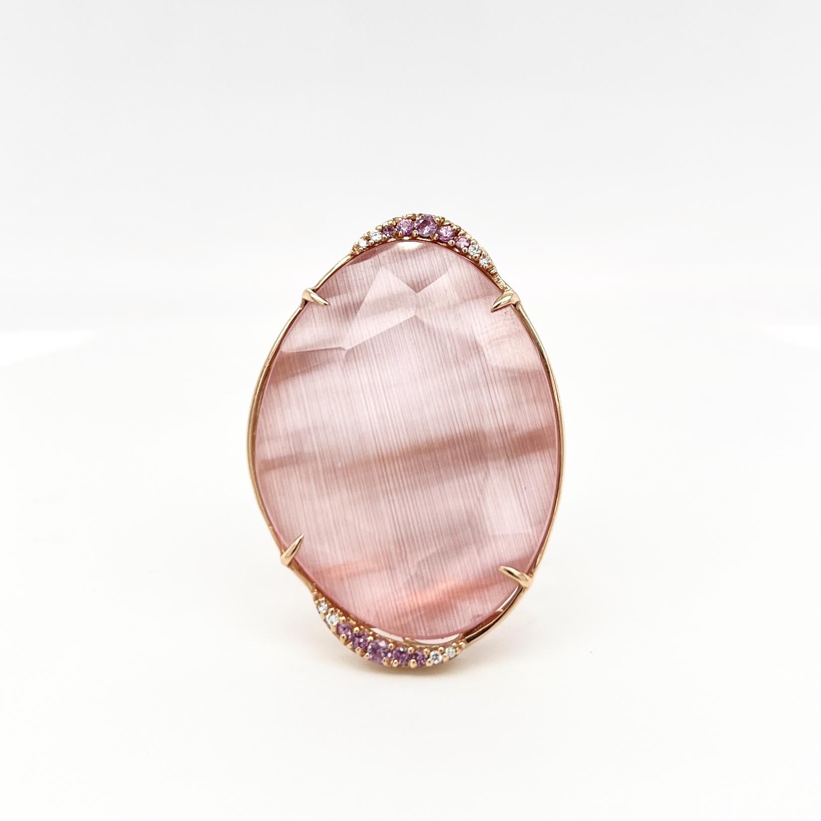 Der Ring der Optic Chic Collection ist ein einzigartiges und modernes Stück, das aus den besten Materialien hergestellt wird. Es verfügt über einen 18K Gold Körper mit weißen natürlichen Diamanten und rosa Saphiren , um einen Hauch von Luxus und
