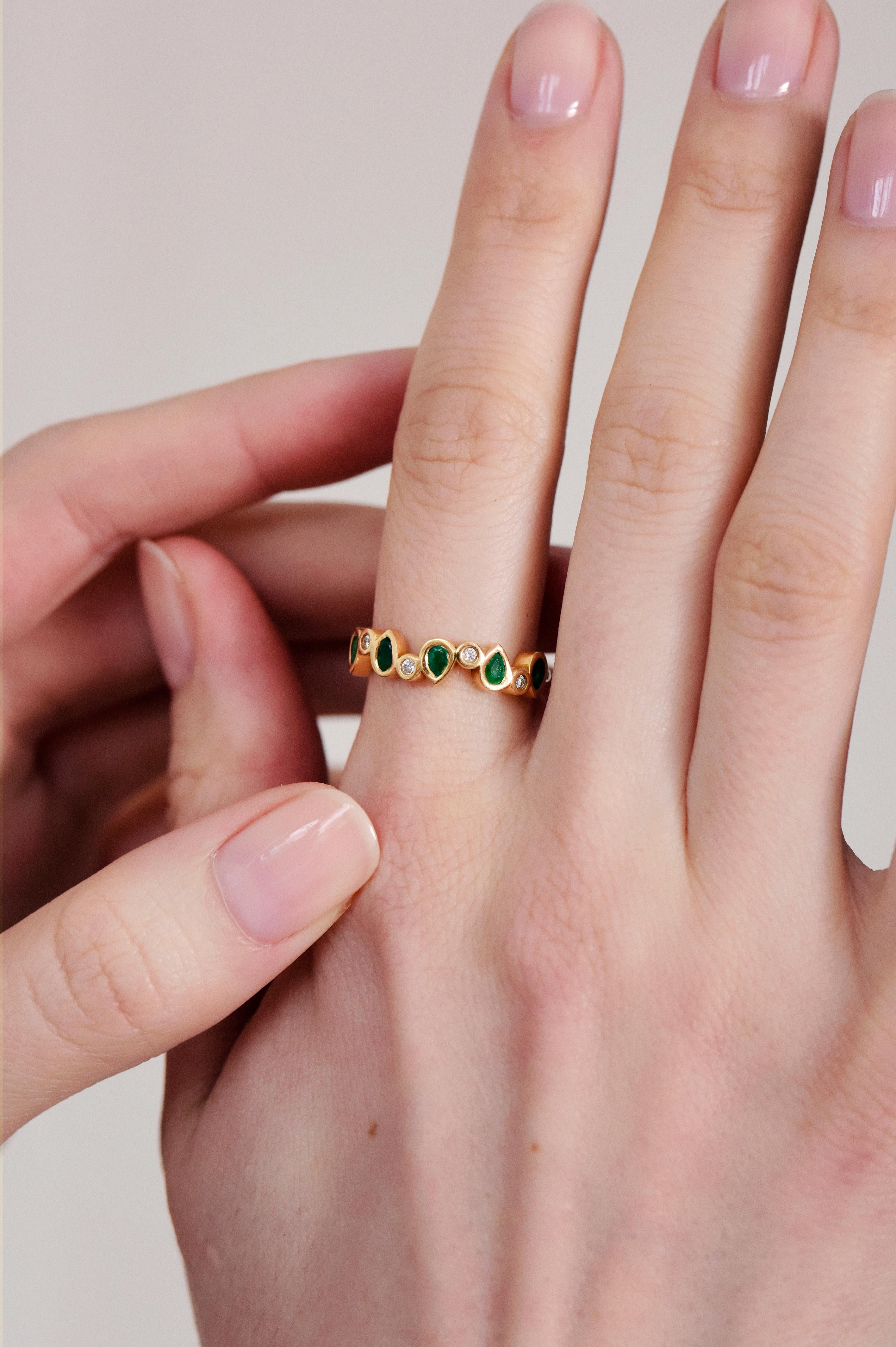 An exceptional ring, Duna surprises with its details and splendid stones. It combines white diamonds and emeralds, as desired, in a beautiful drop pattern that you won't see anywhere else. Wear it alone or dare to combine the two colors. The Duna