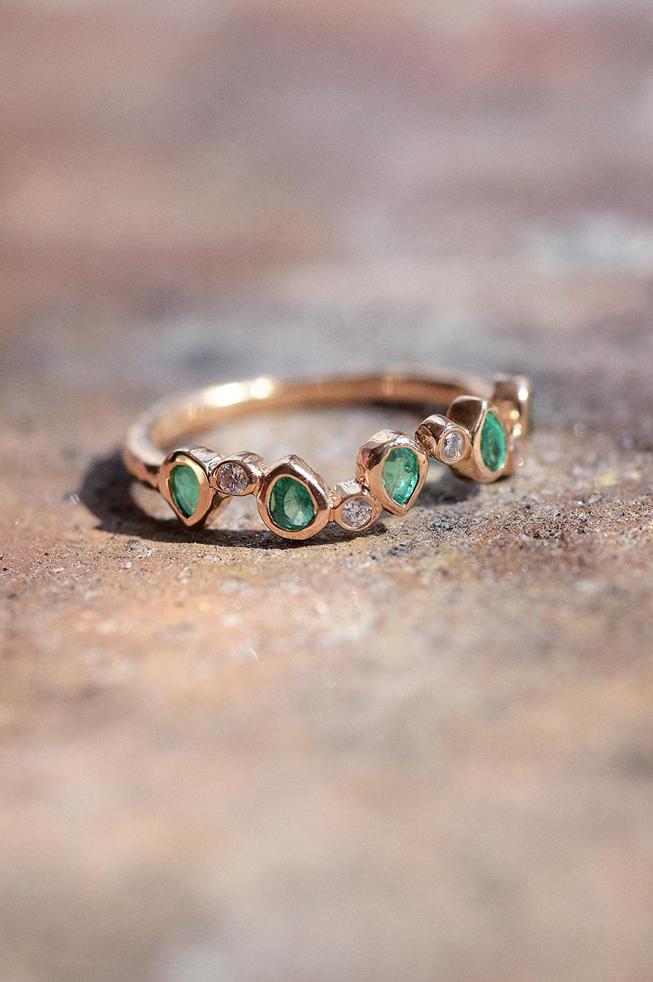 Artisan Ring Duna in 18k gold with emerald and diamonds For Sale