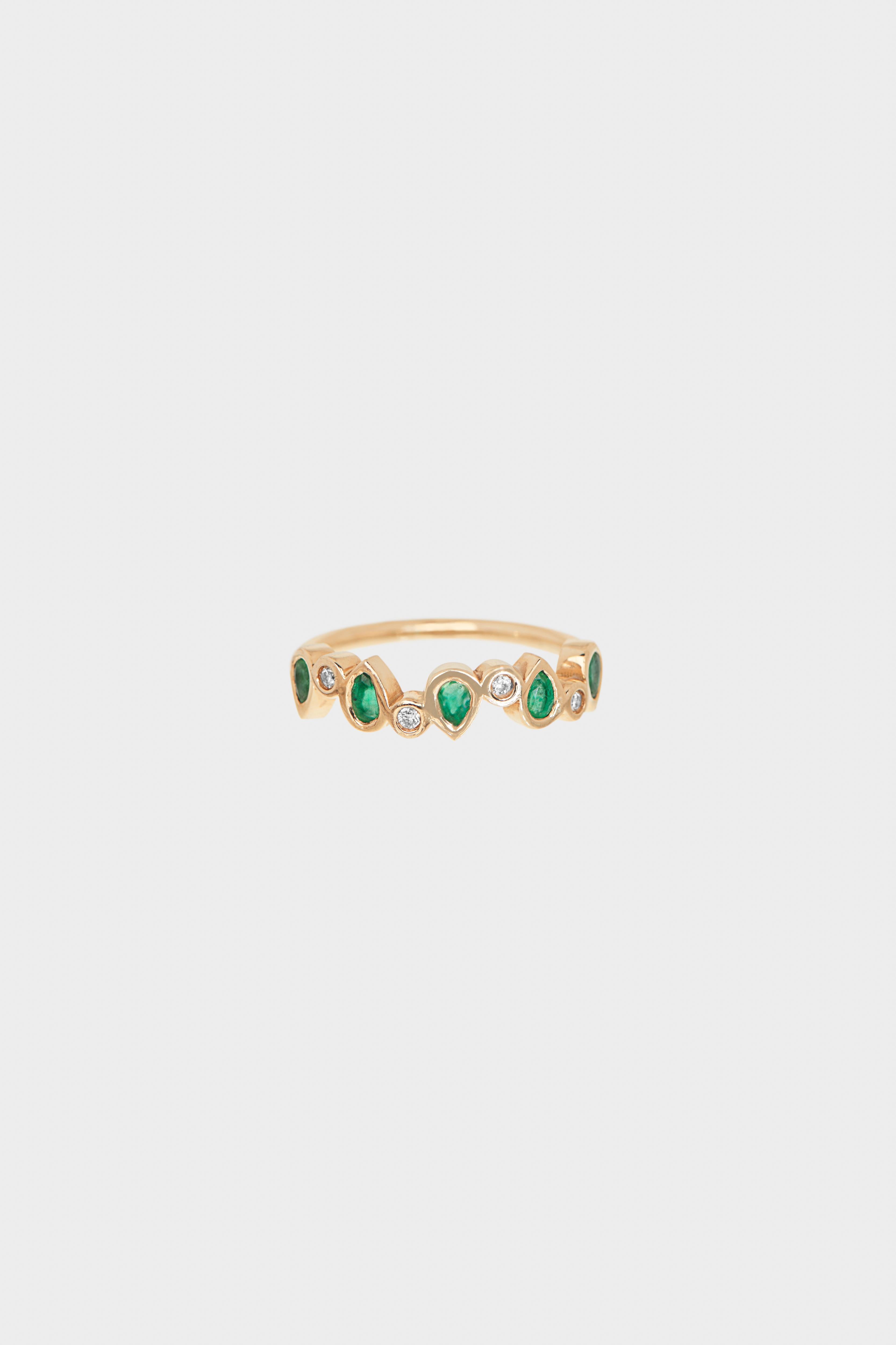 Brilliant Cut Ring Duna in 18k gold with emerald and diamonds For Sale
