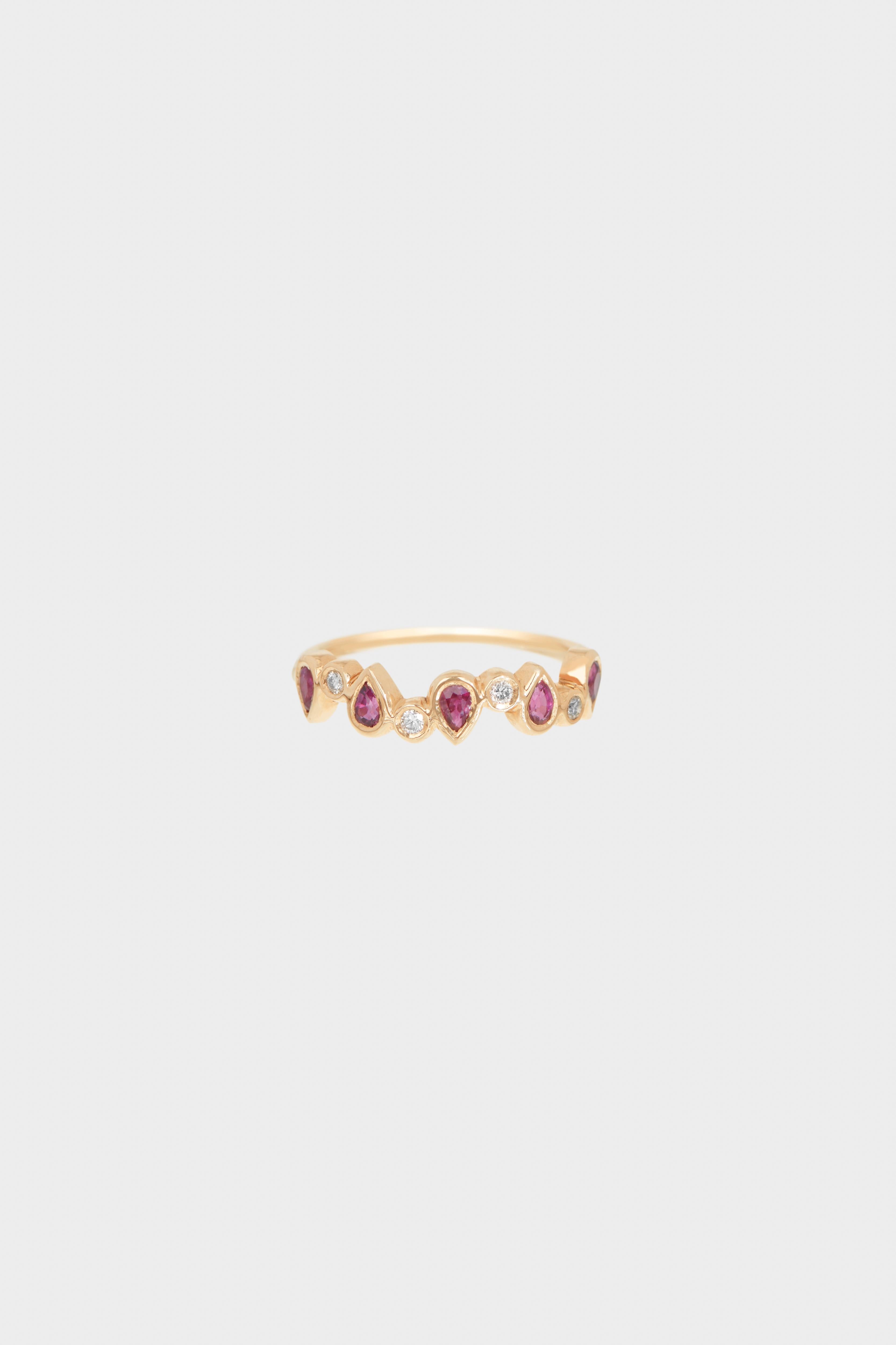 Brilliant Cut Ring Duna in 18k gold with rubis and diamonds For Sale