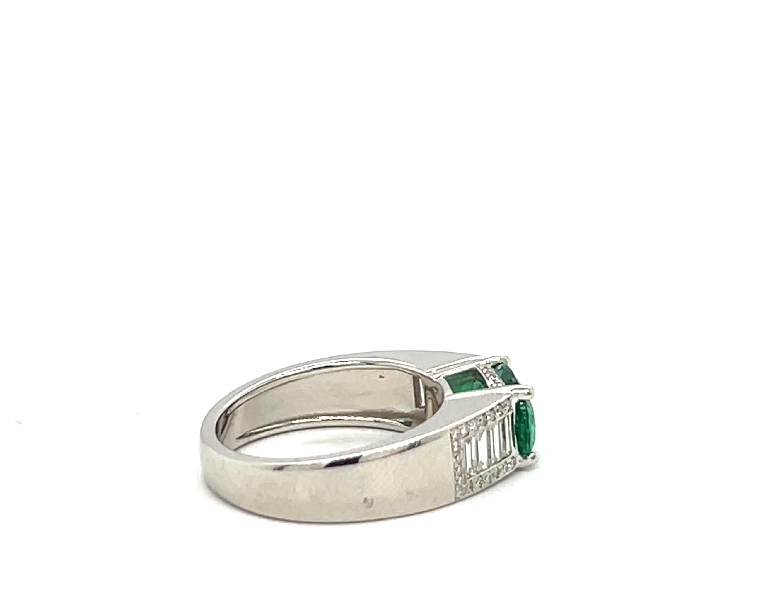 Contemporary Ring Emerald 1, 61 Carats Diamonds White Gold 18 Carats For Sale