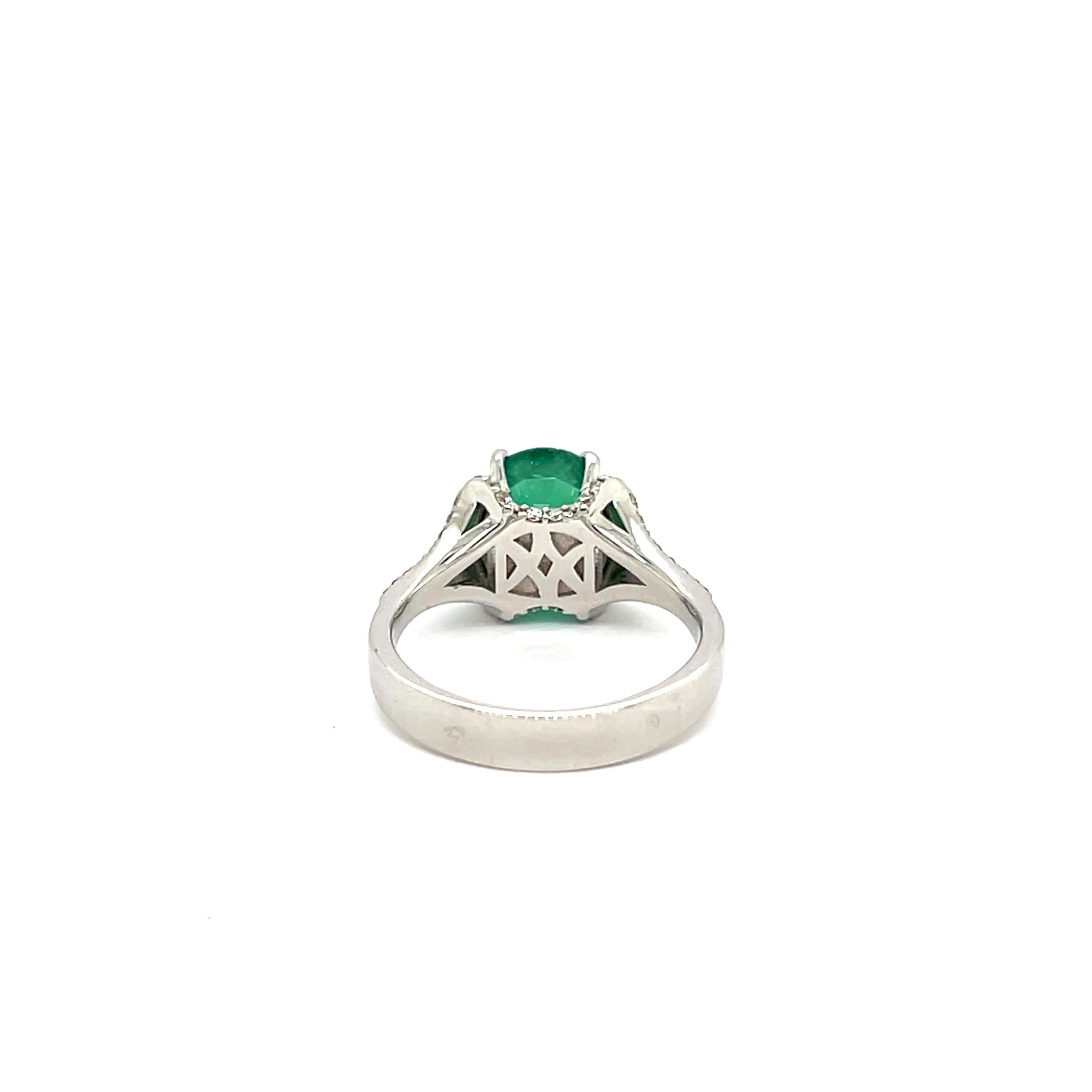 Contemporary Ring Emerald 2, 68 Carats Diamonds 0, 36 Carats White Gold 18 Carats For Sale