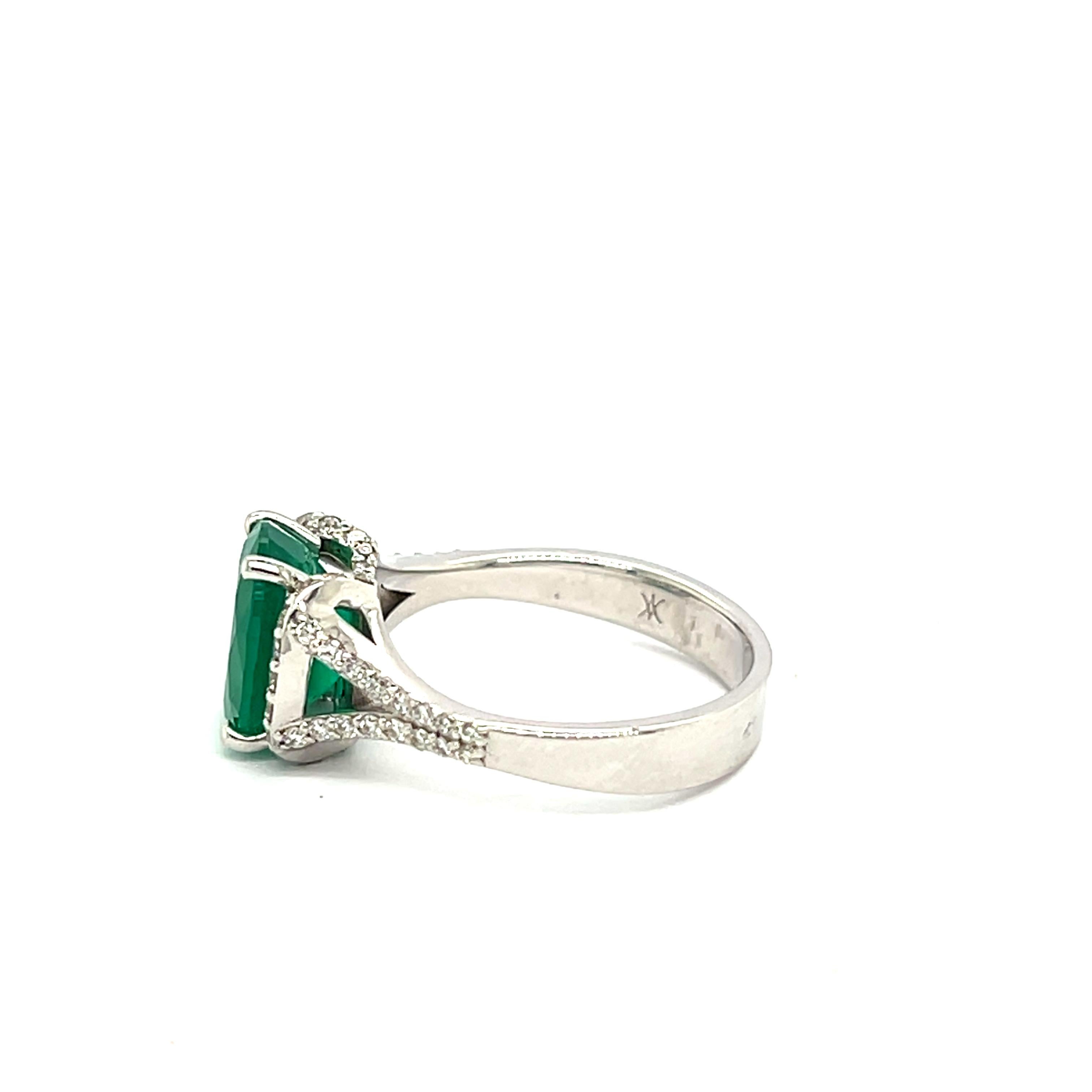 Oval Cut Ring Emerald 2, 68 Carats Diamonds 0, 36 Carats White Gold 18 Carats For Sale