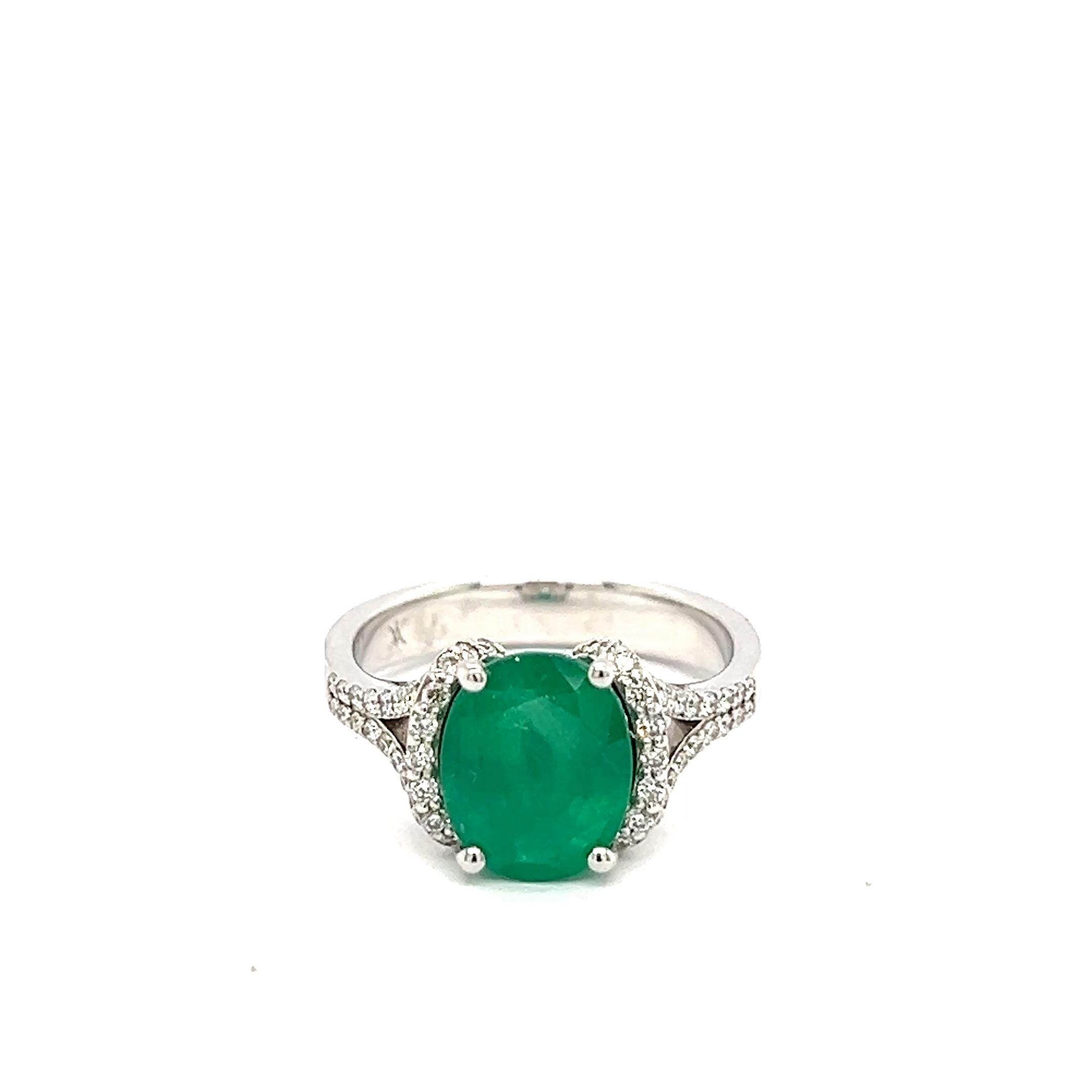 Ring Emerald 2, 68 Carats Diamonds 0, 36 Carats White Gold 18 Carats In New Condition For Sale In Vannes, FR