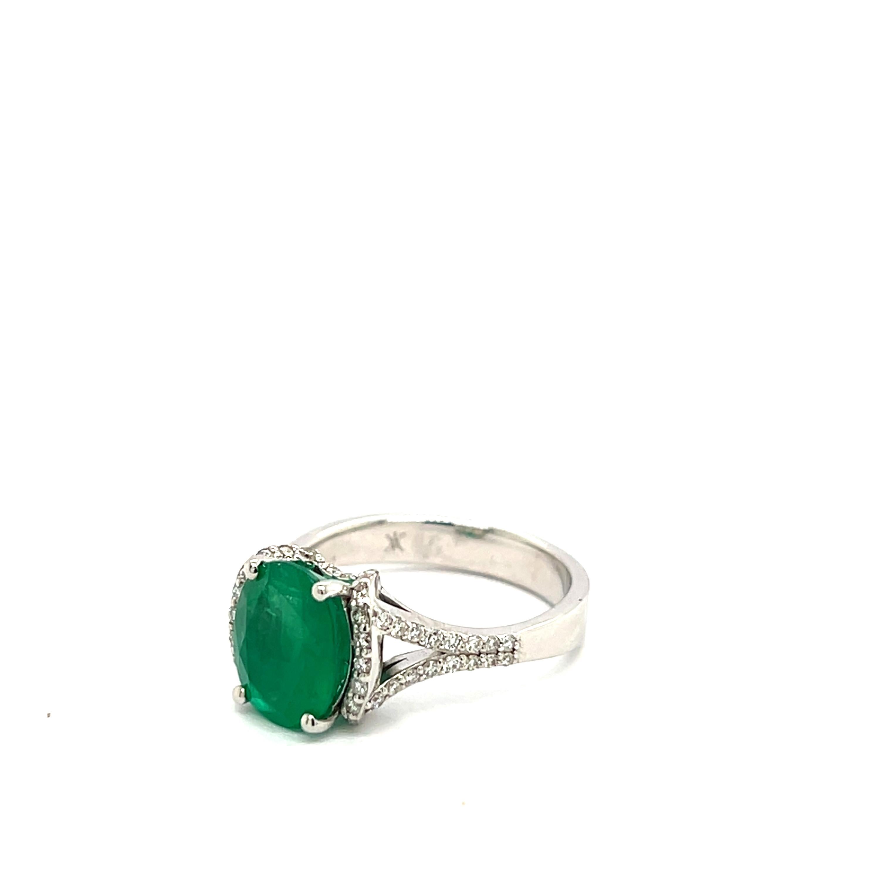 Women's Ring Emerald 2, 68 Carats Diamonds 0, 36 Carats White Gold 18 Carats For Sale