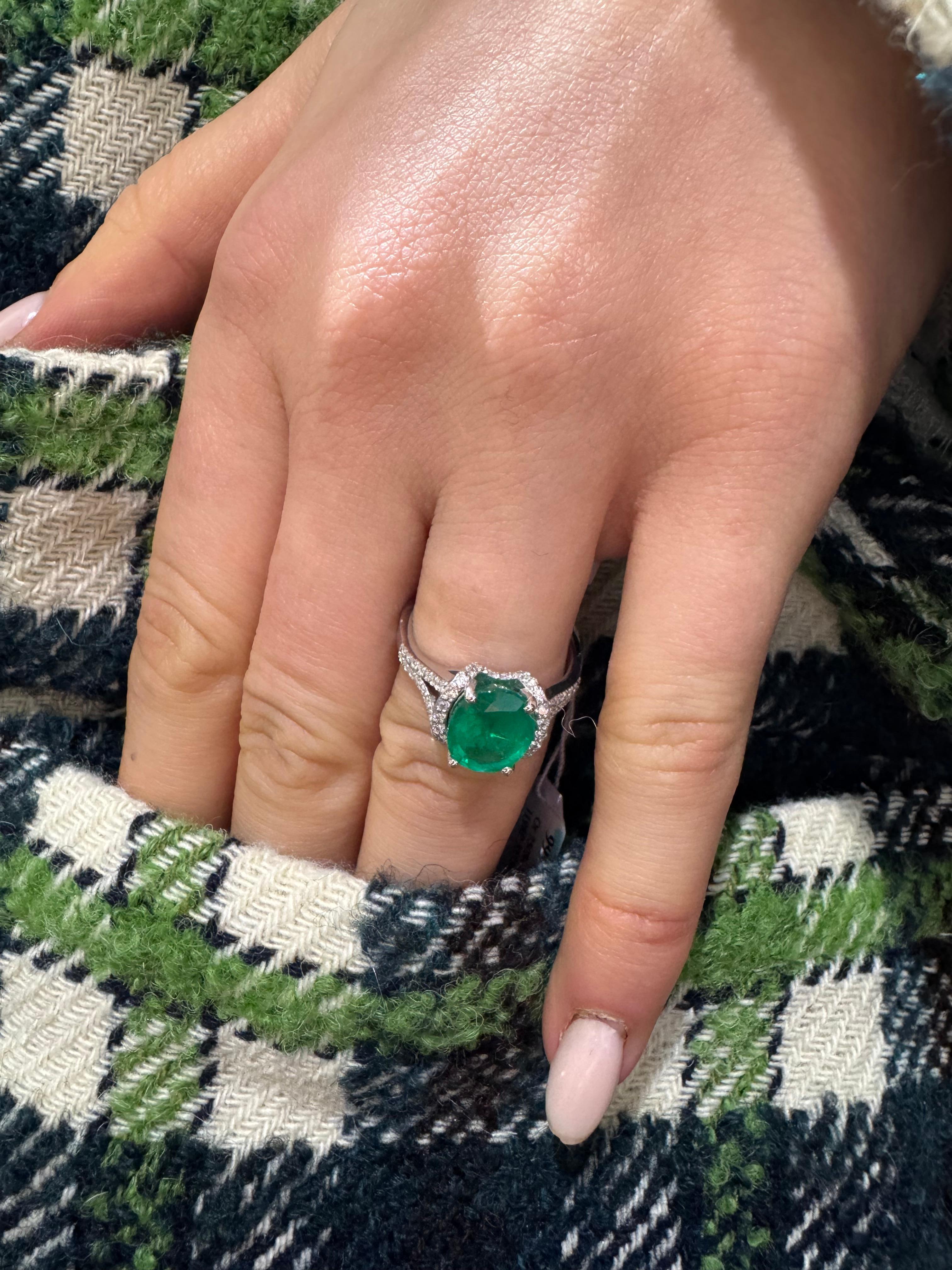 Ring Emerald 2, 68 Carats Diamonds 0, 36 Carats White Gold 18 Carats For Sale 1
